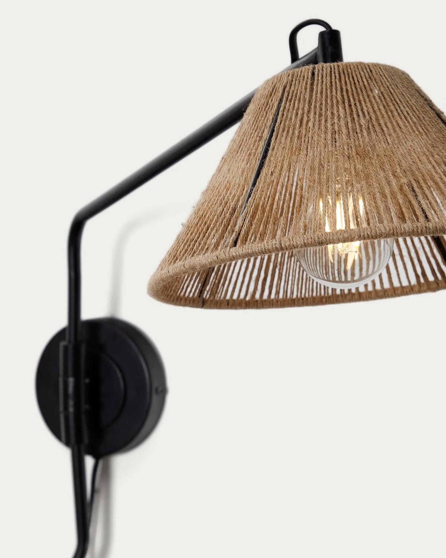 Die Pontos Wandleuchte aus Jute und Holz bringt natürliche Eleganz und warmes Licht in Ihr Zuhause.