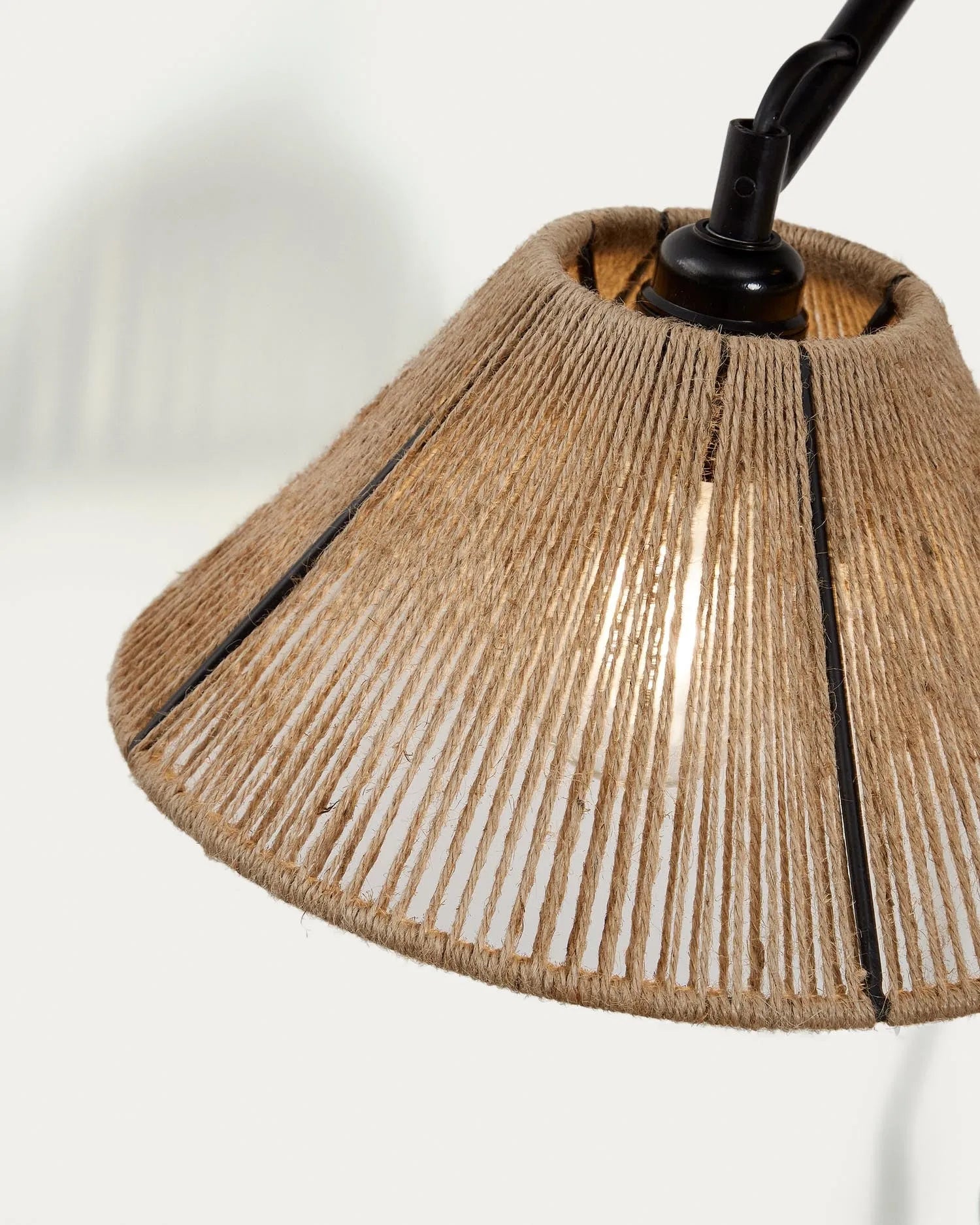 Die Pontos Wandleuchte aus Jute und Holz bringt natürliche Eleganz und warmes Licht in Ihr Zuhause.
