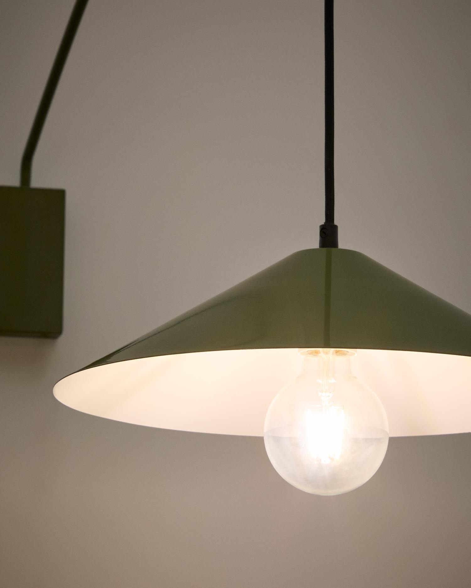 Stilvolle Wandleuchte Kally aus Metall mit grünem Finish von Kave Home, ideal für moderne und elegante Wohnräume.