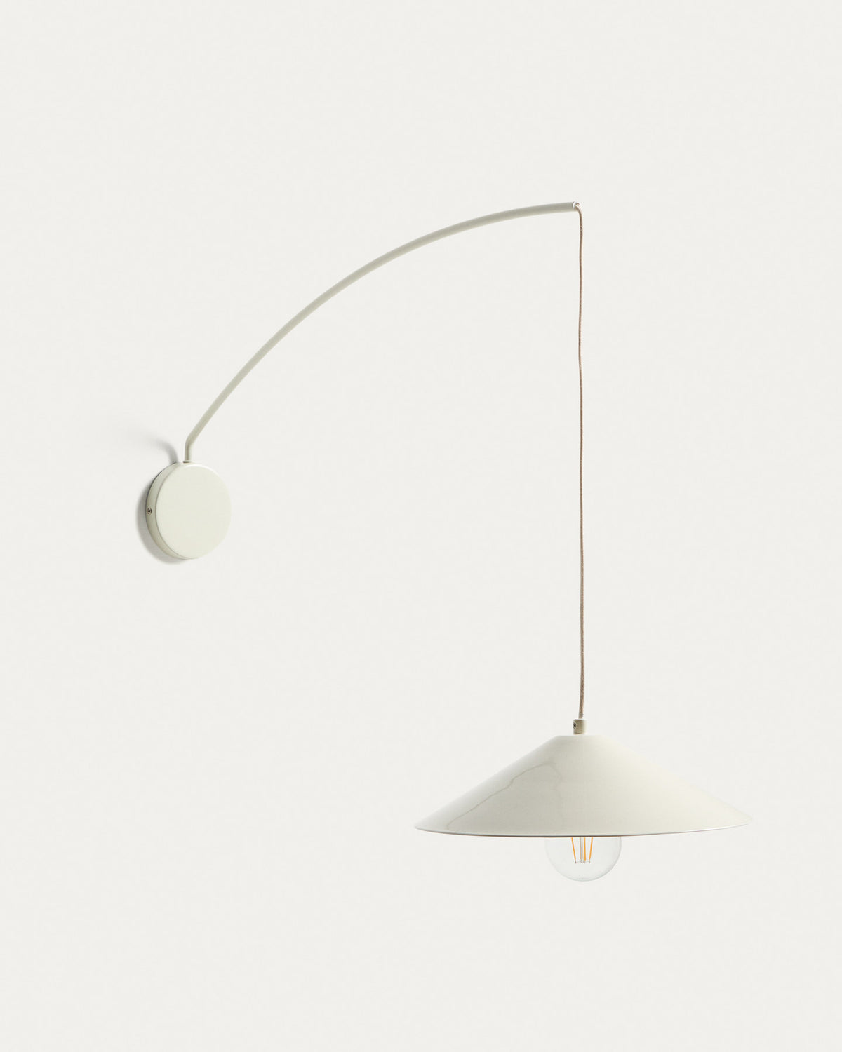 Wandleuchte Kally aus Metall mit beige lackiertem Finish in Weiss präsentiert im Onlineshop von KAQTU Design AG. Wandleuchte ist von Kave Home