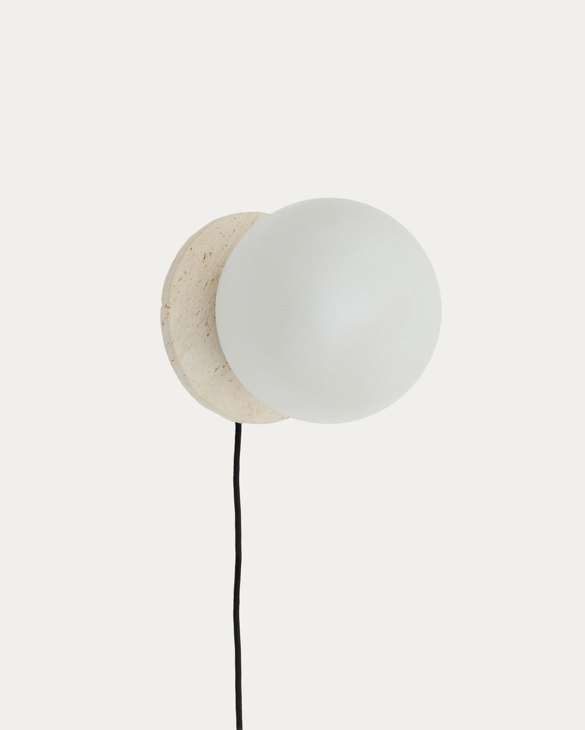 Wandleuchte Malachi aus Glas und Travertinstein in Natur präsentiert im Onlineshop von KAQTU Design AG. Wandleuchte ist von Kave Home