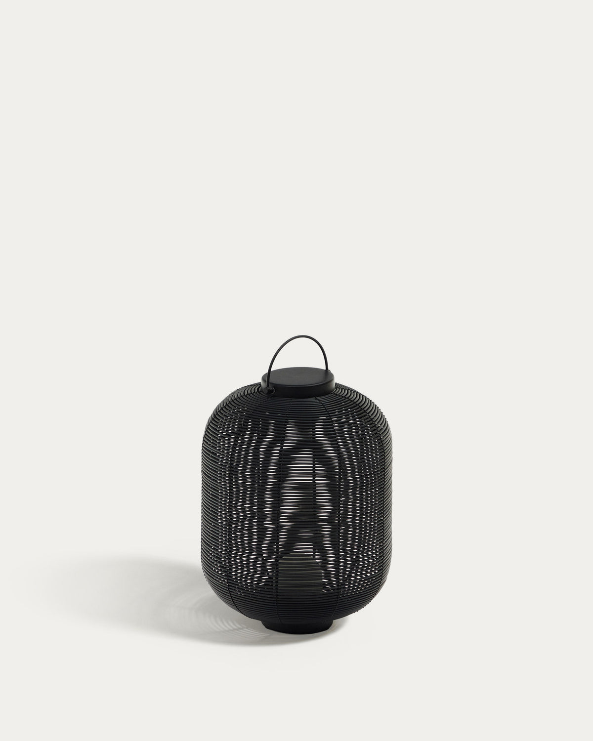 Saranella kleine tragbare Tischlampe aus Kunstrattan in Schwarz in Schwarz präsentiert im Onlineshop von KAQTU Design AG. Tischleuchte ist von Kave Home