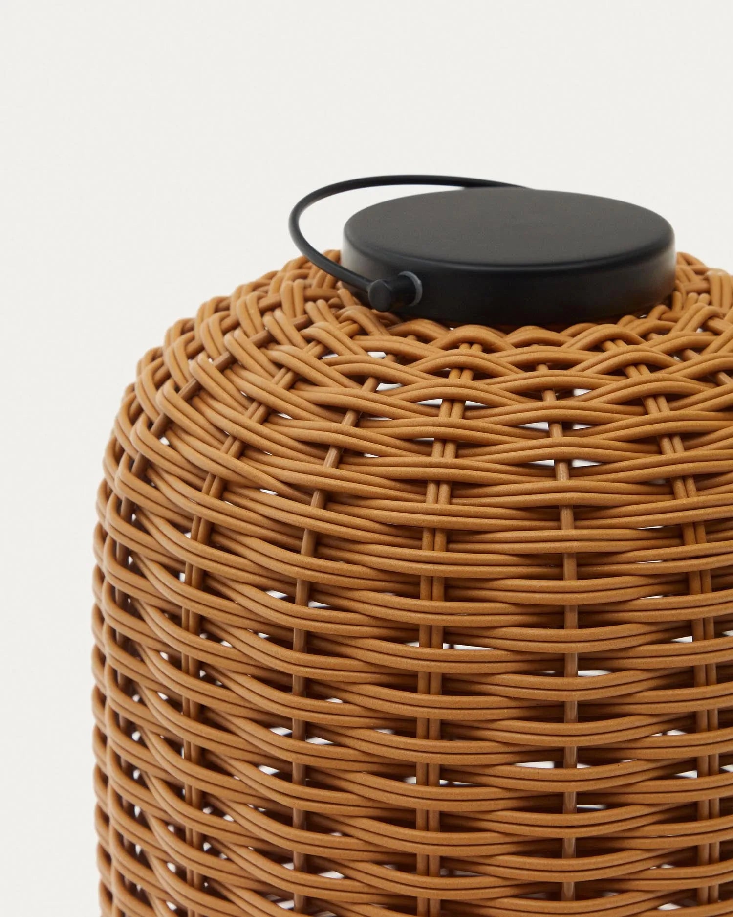 Die Saranella Tischlampe vereint modernes Design mit natürlichem Charme, ideal für drinnen und draußen, dank kabelloser Flexibilität.