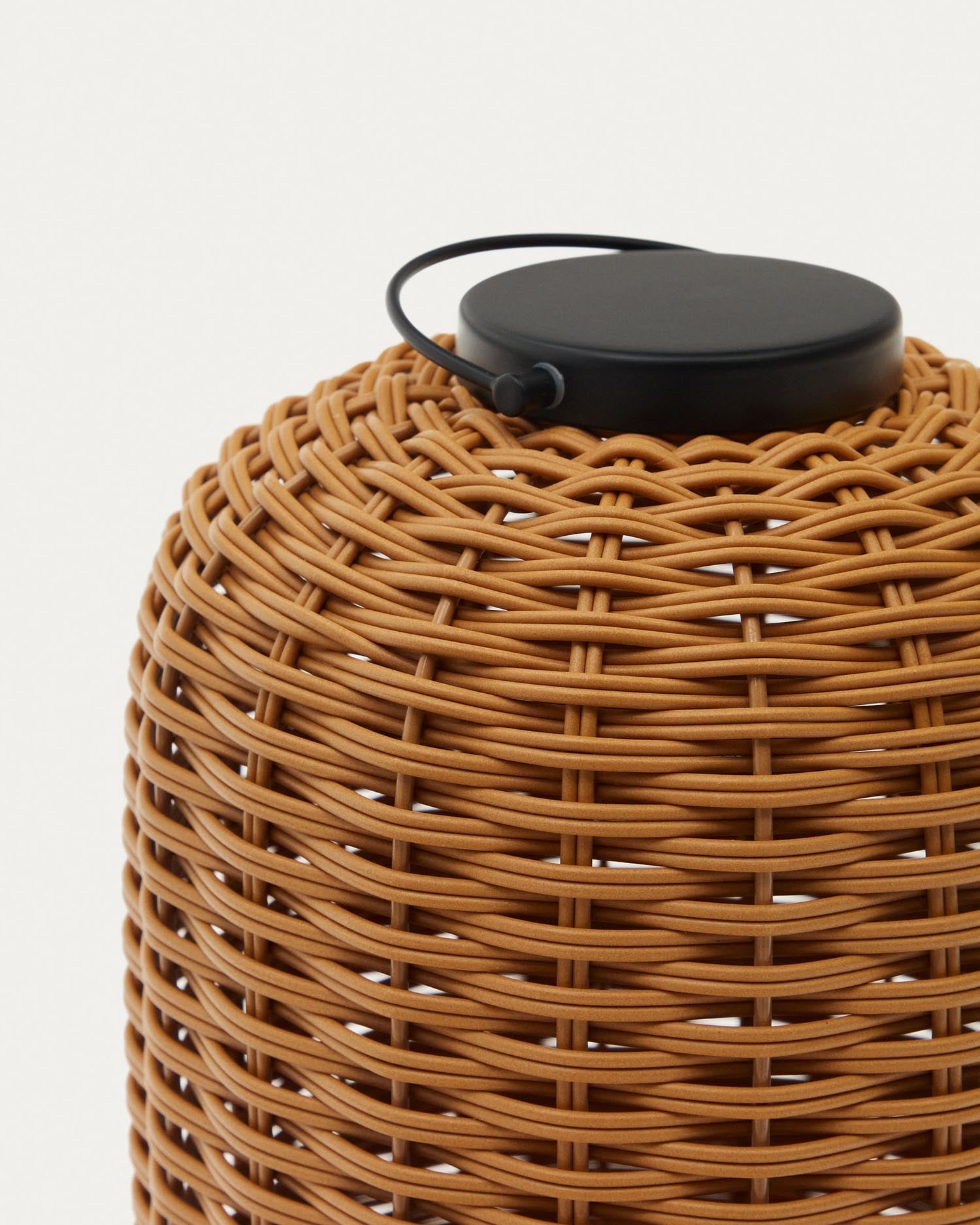 Die Saranella Tischlampe aus braunem Kunstrattan von Kave Home ist tragbar, stilvoll und ideal für gemütliche Beleuchtung.