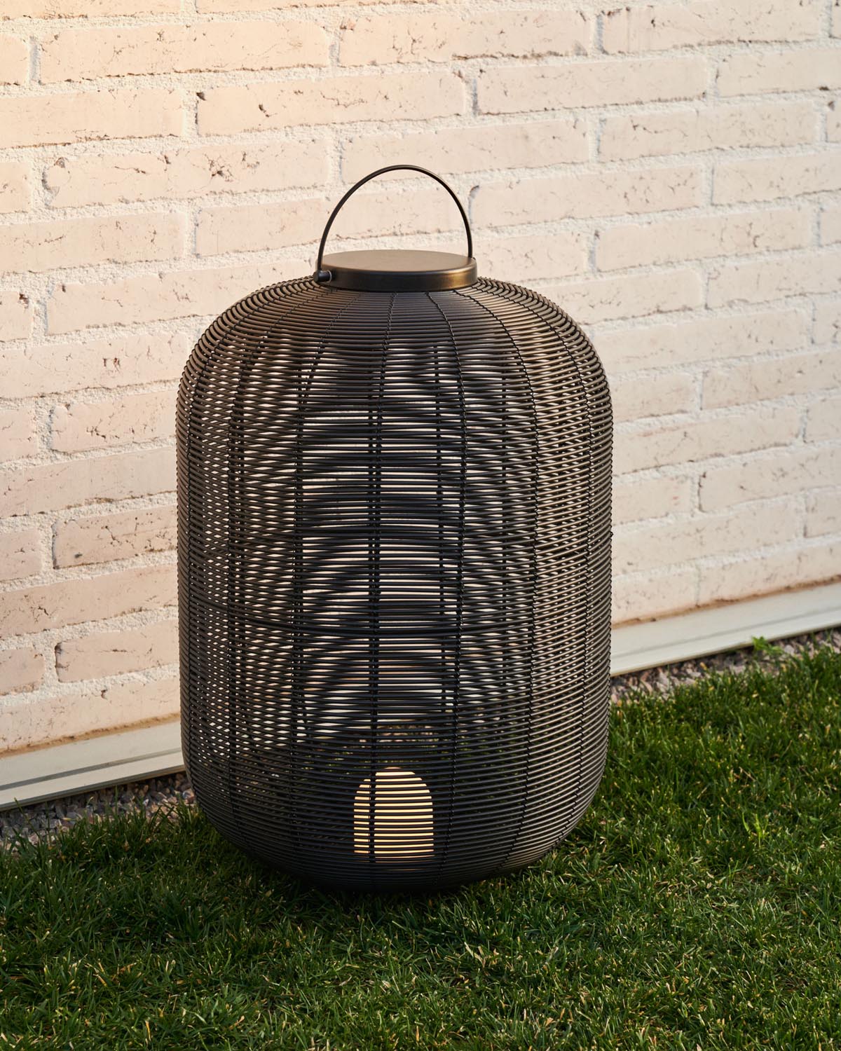Saranella large portable table lamp made of synthetic rattan in black