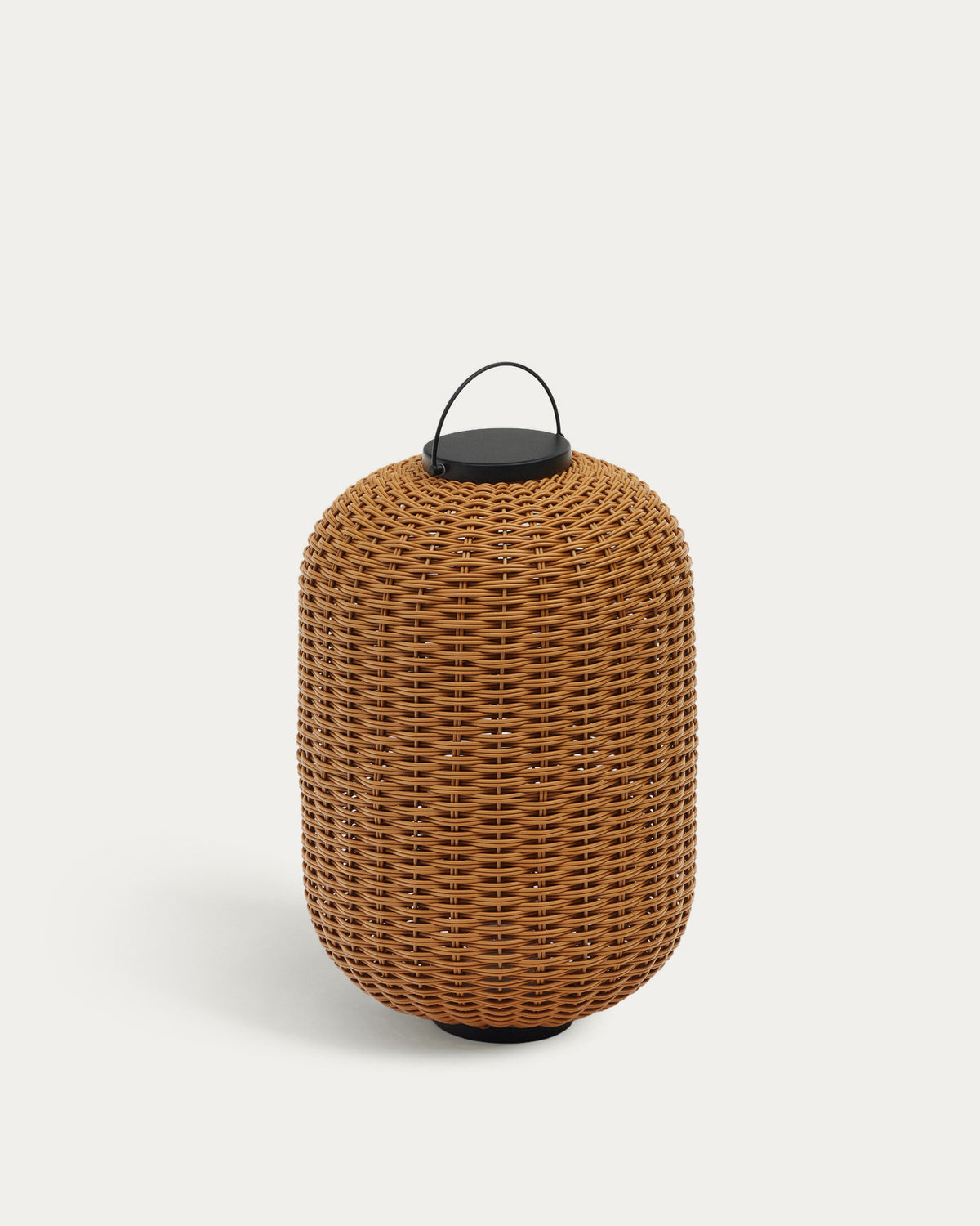 Saranella grosse tragbare Tischlampe aus Kunstrattan in Braun in Braun präsentiert im Onlineshop von KAQTU Design AG. Tischleuchte ist von Kave Home