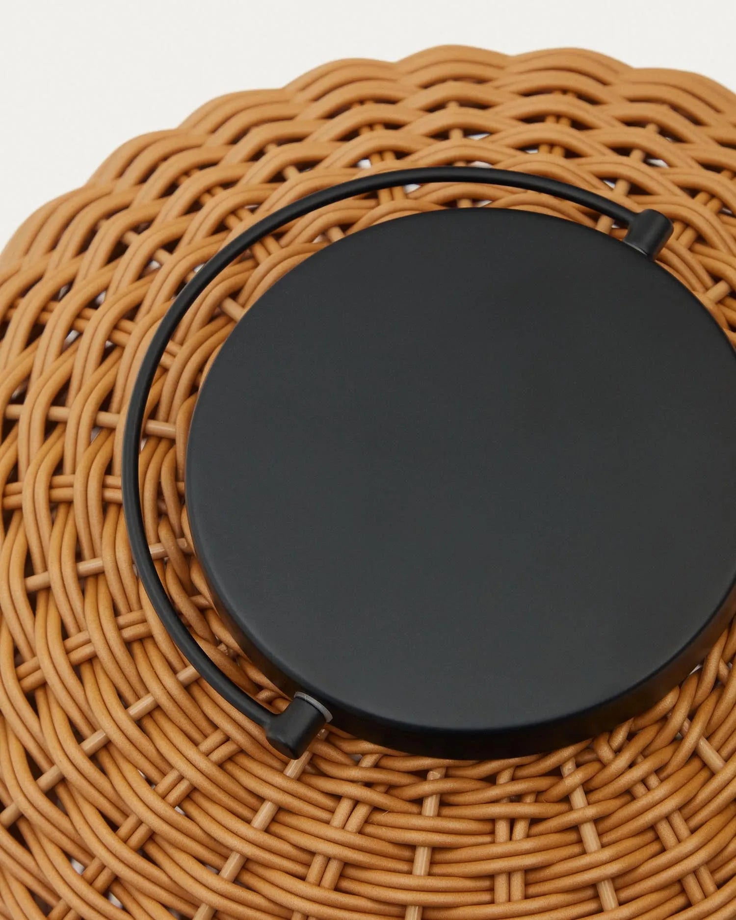 Die Saranella Tischlampe vereint tragbares Design mit natürlichem Charme aus Kunstrattan und Holz für flexible, kabellose Beleuchtung.
