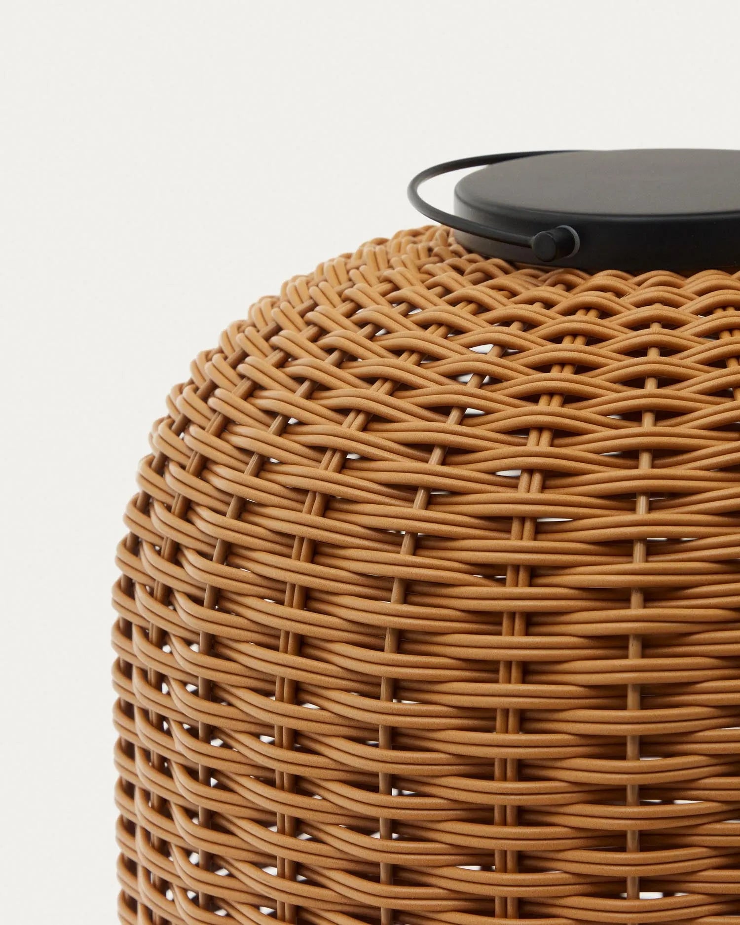 Die Saranella Tischlampe vereint tragbares Design mit natürlichem Charme aus Kunstrattan und Holz für flexible, kabellose Beleuchtung.