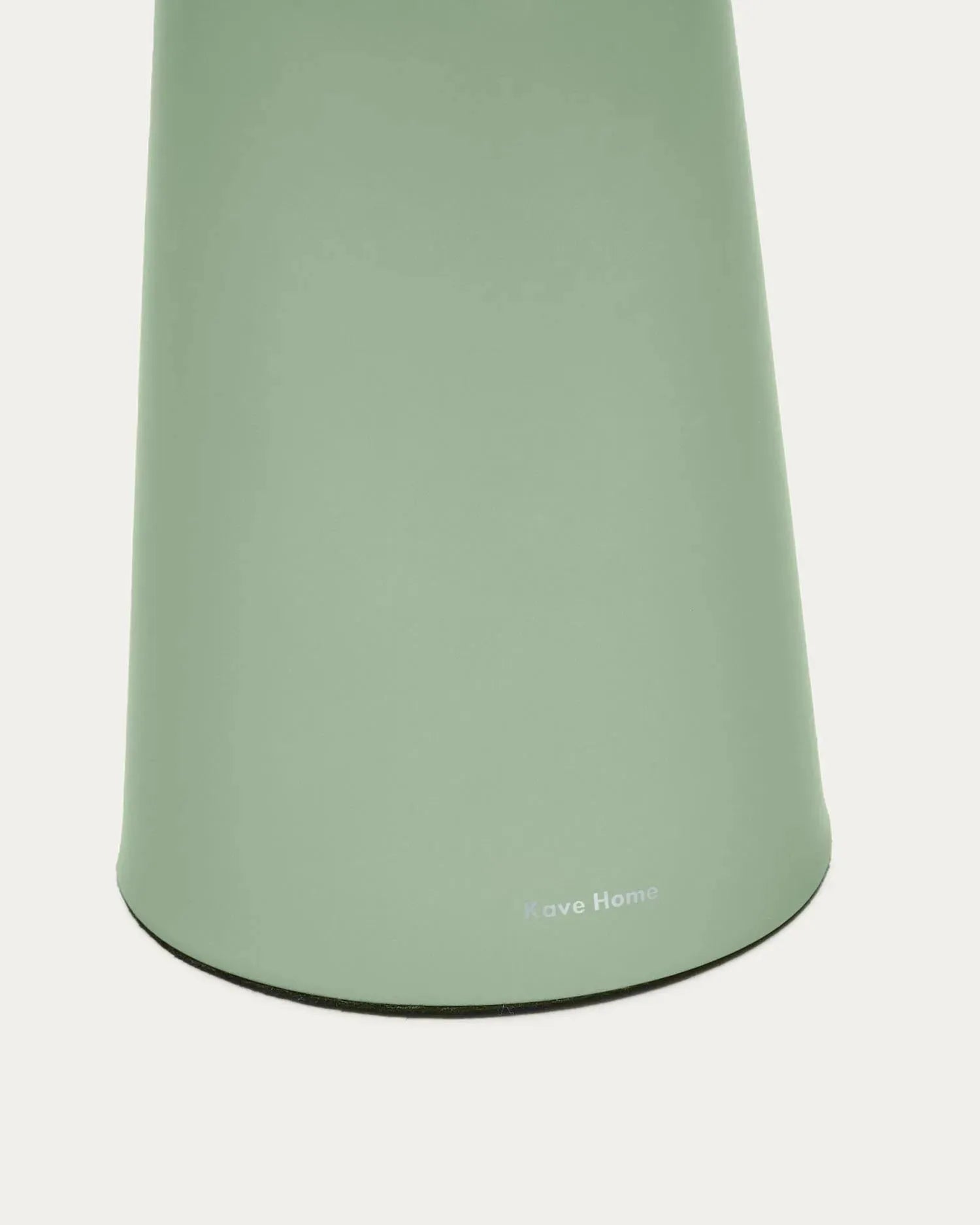 Die große Arenys Outdoor Tischlampe von Kave Home, aus Metall mit türkisfarbenem Lack, perfekt für elegante Außenbereiche.