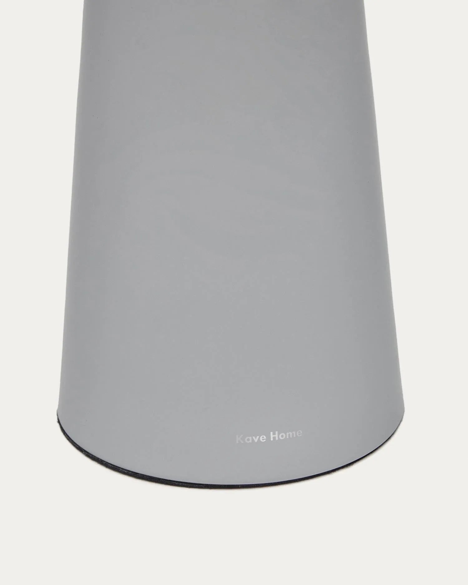 Die Arenys Outdoor Tischlampe von Kave Home ist eine große, stilvolle Metalllampe mit grauem Lackfinish, ideal für den Außenbereich.