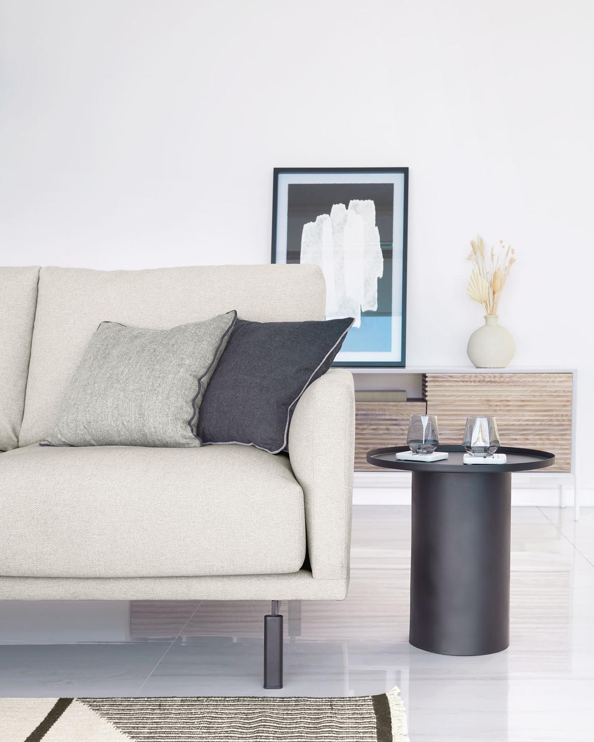 Eleganter runder Metall-Beistelltisch Ø 45 cm in Schwarz von Kave Home.
