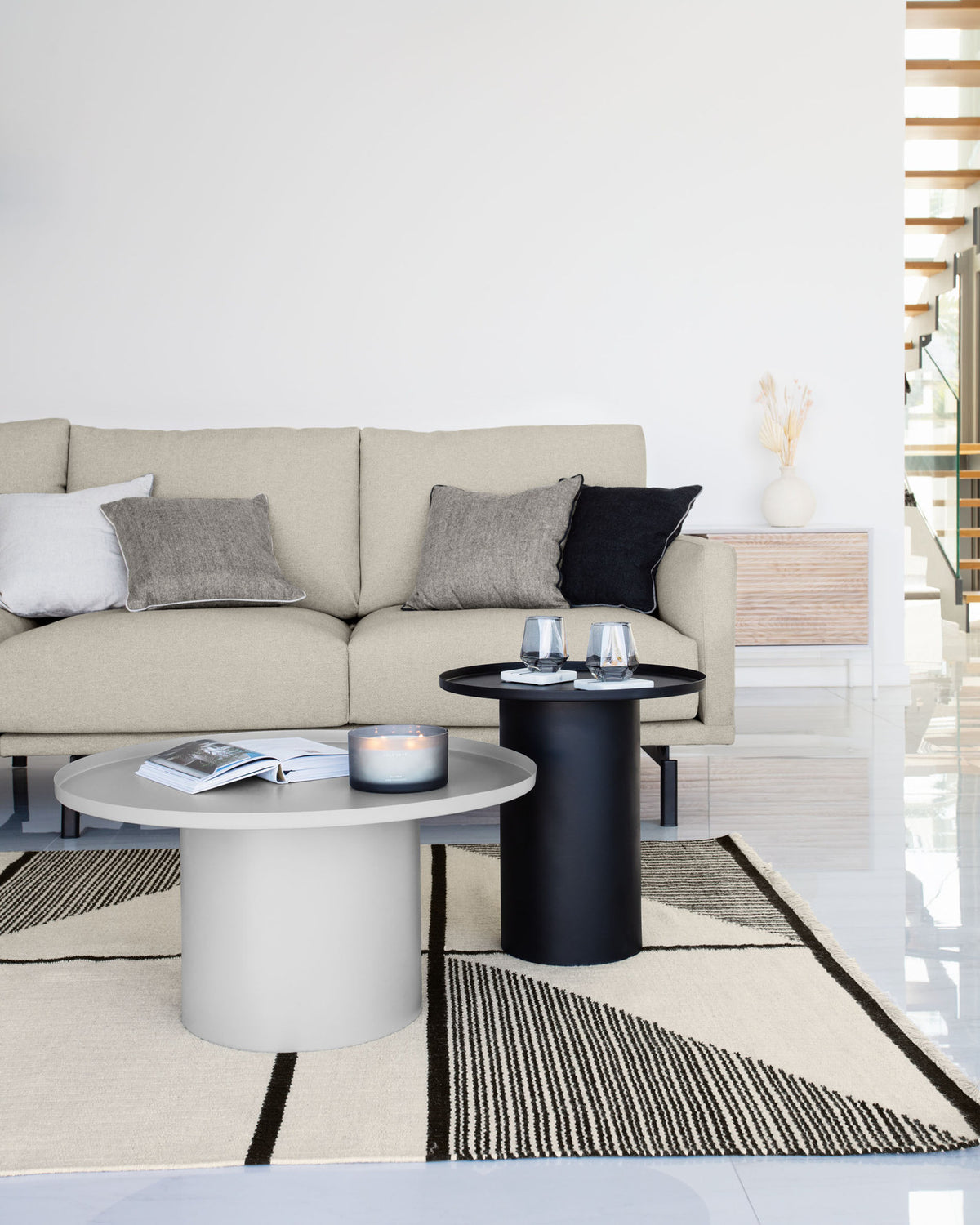 Fleksa runder Beistelltisch aus Metall grau Ø 72 cm in Grau präsentiert im Onlineshop von KAQTU Design AG. Couchtisch ist von Kave Home