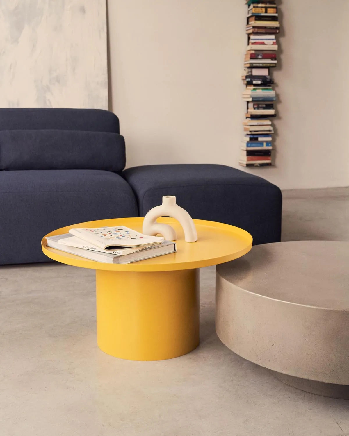 Moderner Senfgelber Metall-Couchtisch Ø 72 cm von Kave Home.