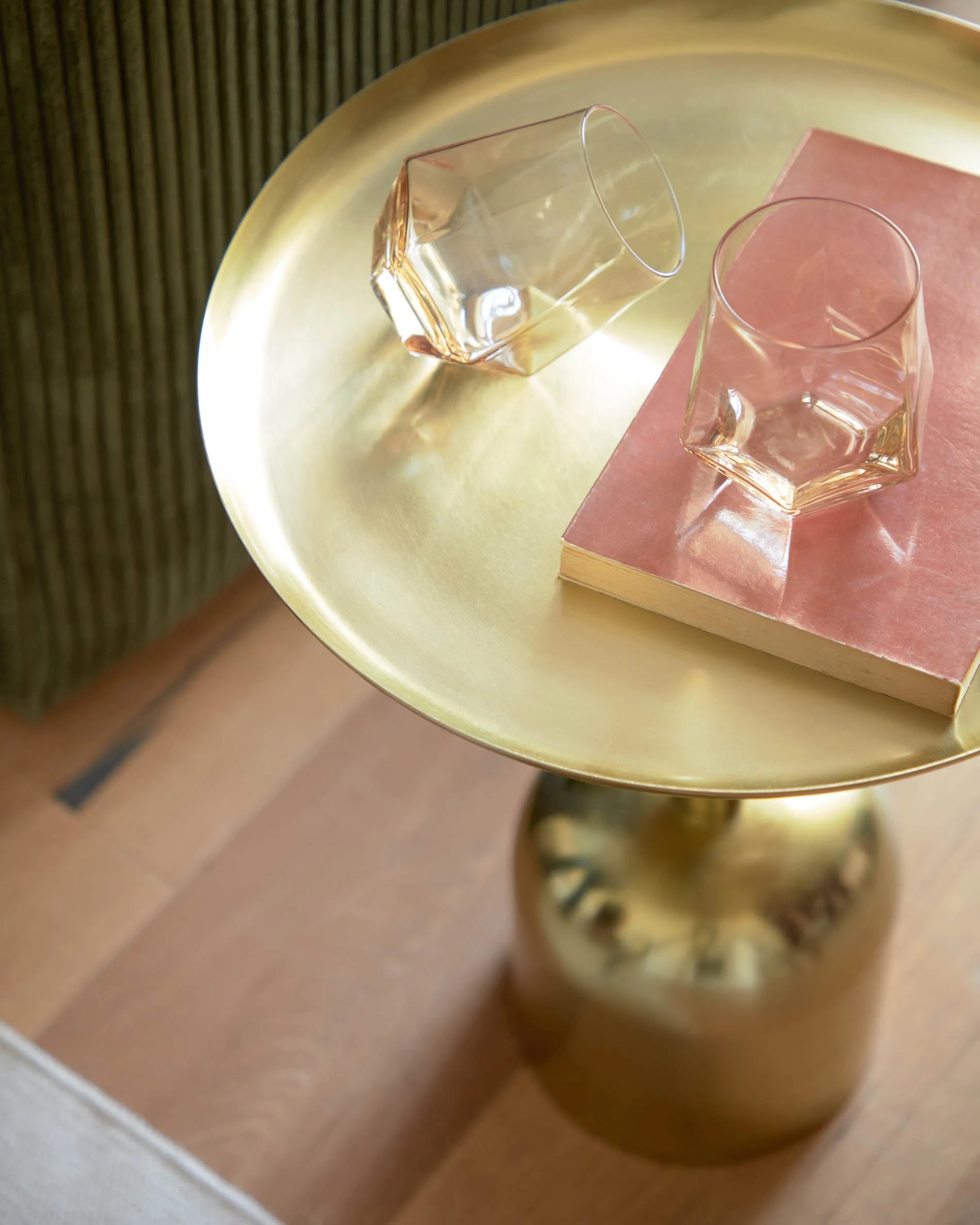Der Adaluz Beistelltisch von Kave Home besticht durch seine goldene Metalloptik und kompakte Eleganz, ideal für stilvolle Akzente.