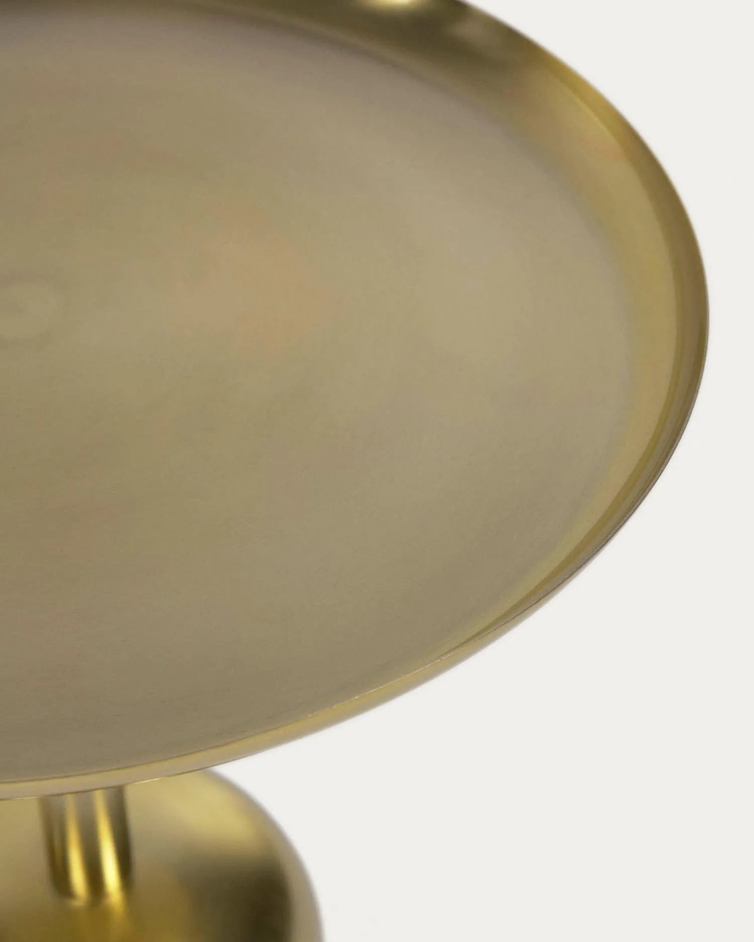 Der Adaluz Beistelltisch von Kave Home besticht durch seine goldene Metalloptik und kompakte Eleganz, ideal für stilvolle Akzente.