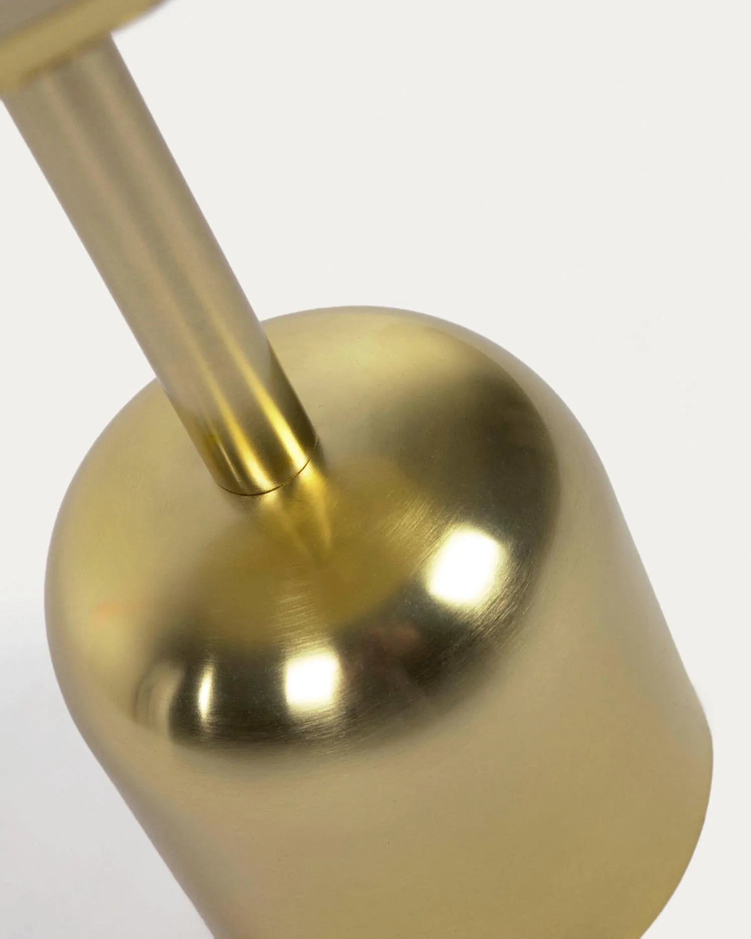 Der Adaluz Beistelltisch von Kave Home besticht durch seine goldene Metalloptik und kompakte Eleganz, ideal für stilvolle Akzente.