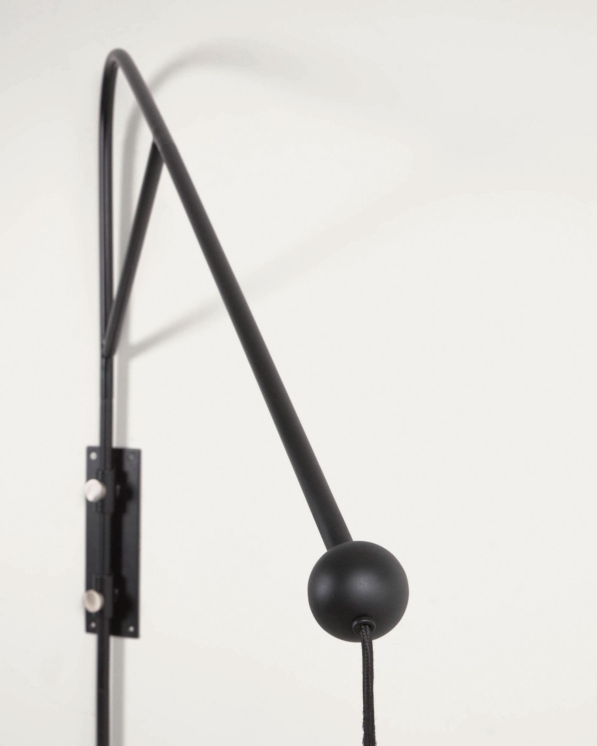 Die Eleazar Wandlampe von Kave Home kombiniert modernes Design mit schwarz lackiertem Metall für eine elegante Wandbeleuchtung.