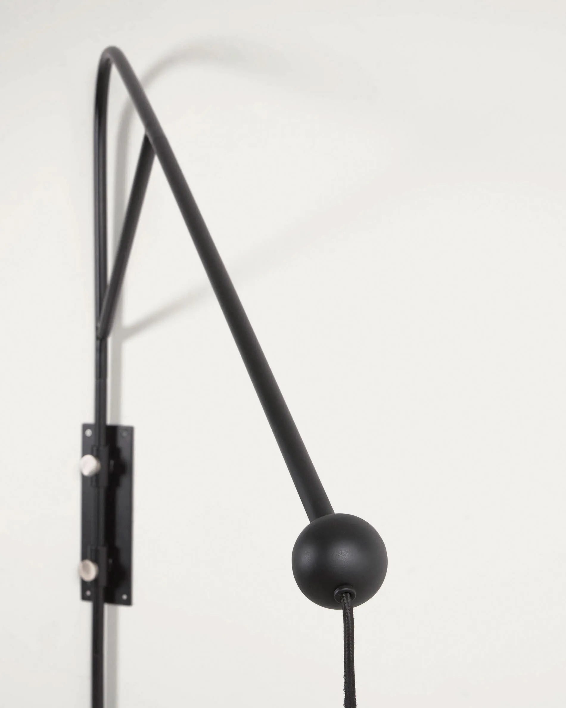 Die Eleazar Wandlampe von Kave Home: Elegantes, industrielles Design aus schwarzem Metall für stilvolle Akzente in jedem Raum.