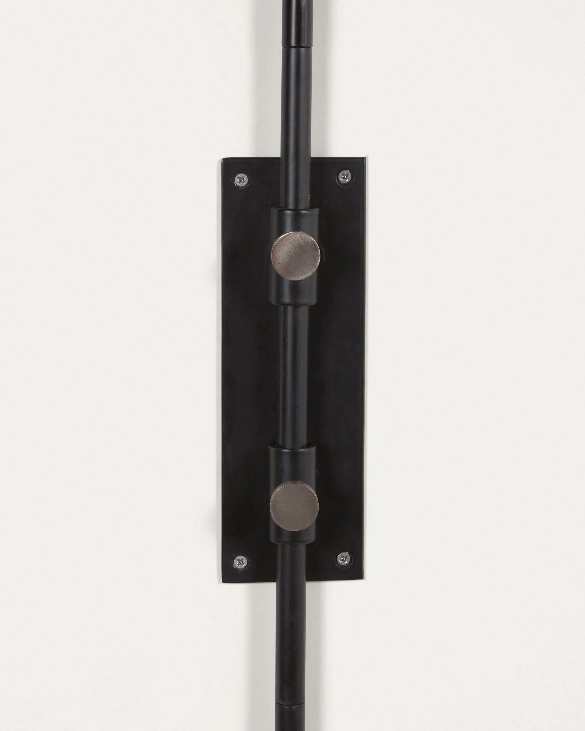 Die Eleazar Wandlampe von Kave Home: Elegantes, industrielles Design aus schwarzem Metall für stilvolle Akzente in jedem Raum.