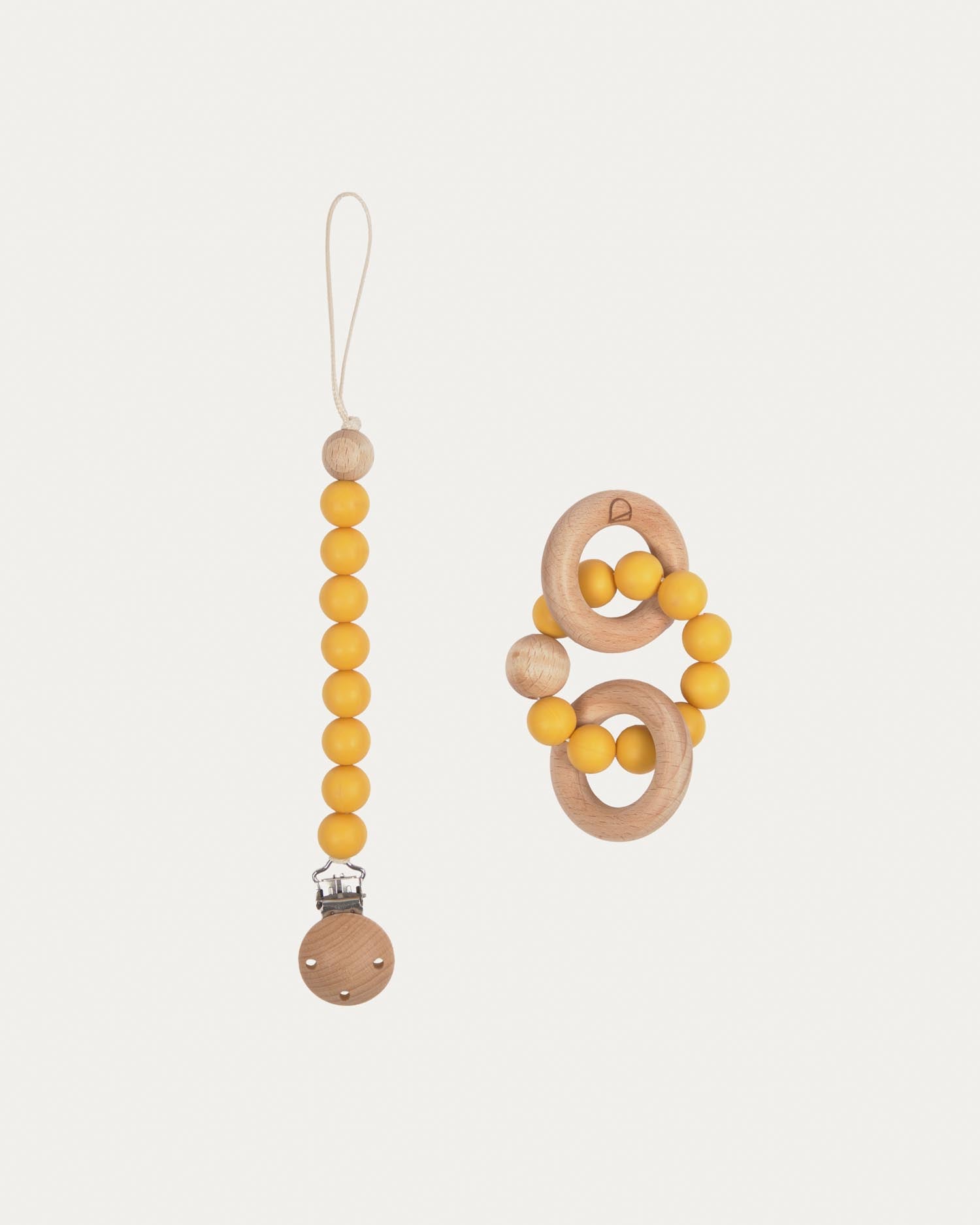 Set Epiphany Schnullerkette und Beissring aus senfgelbem Silikon und Holz in Senfgelb präsentiert im Onlineshop von KAQTU Design AG. Figuren / Objekte Kids ist von Kave Home