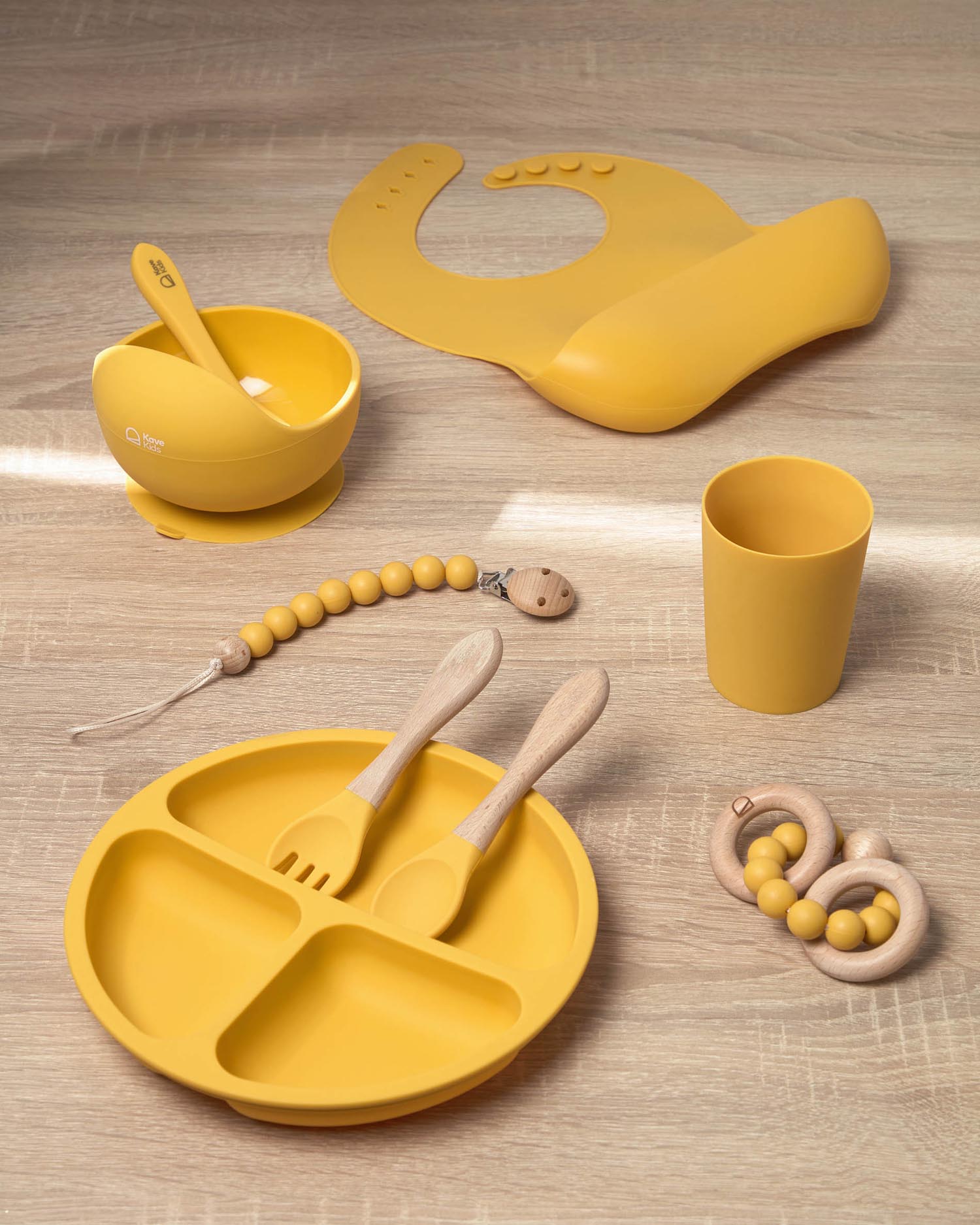 Set Epiphany Schnullerkette und Beissring aus senfgelbem Silikon und Holz in Senfgelb präsentiert im Onlineshop von KAQTU Design AG. Figuren / Objekte Kids ist von Kave Home