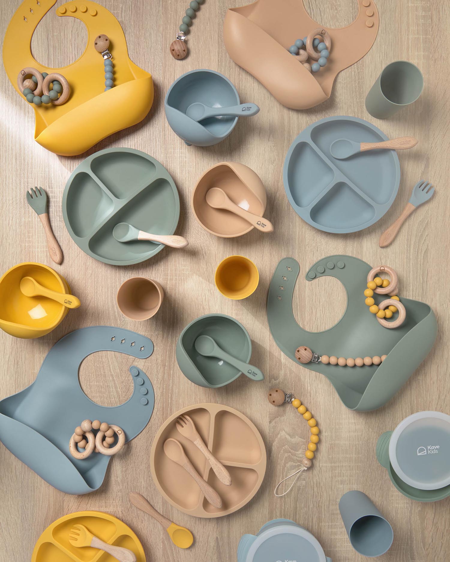 Set Epiphany Schnullerkette und Beissring aus senfgelbem Silikon und Holz in Senfgelb präsentiert im Onlineshop von KAQTU Design AG. Figuren / Objekte Kids ist von Kave Home