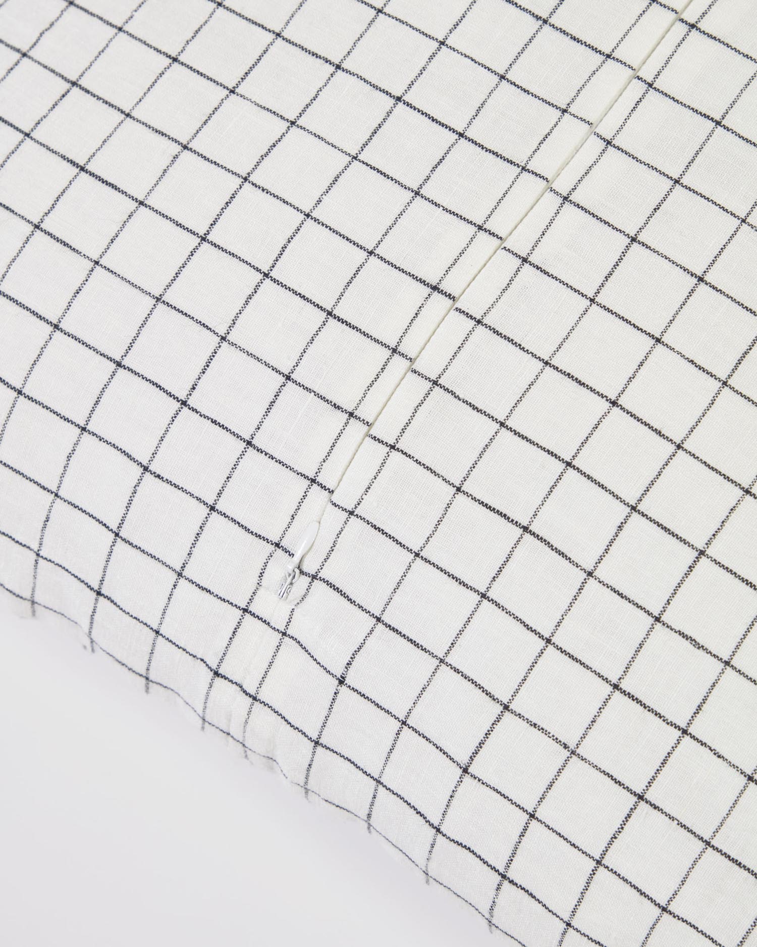 Maialen Kissenbezug 100% Leinen kariert weiss und schwarz gestreift 45 x 45 cm in Weiss, Schwarz präsentiert im Onlineshop von KAQTU Design AG. Deko Kissenbezug ist von Kave Home