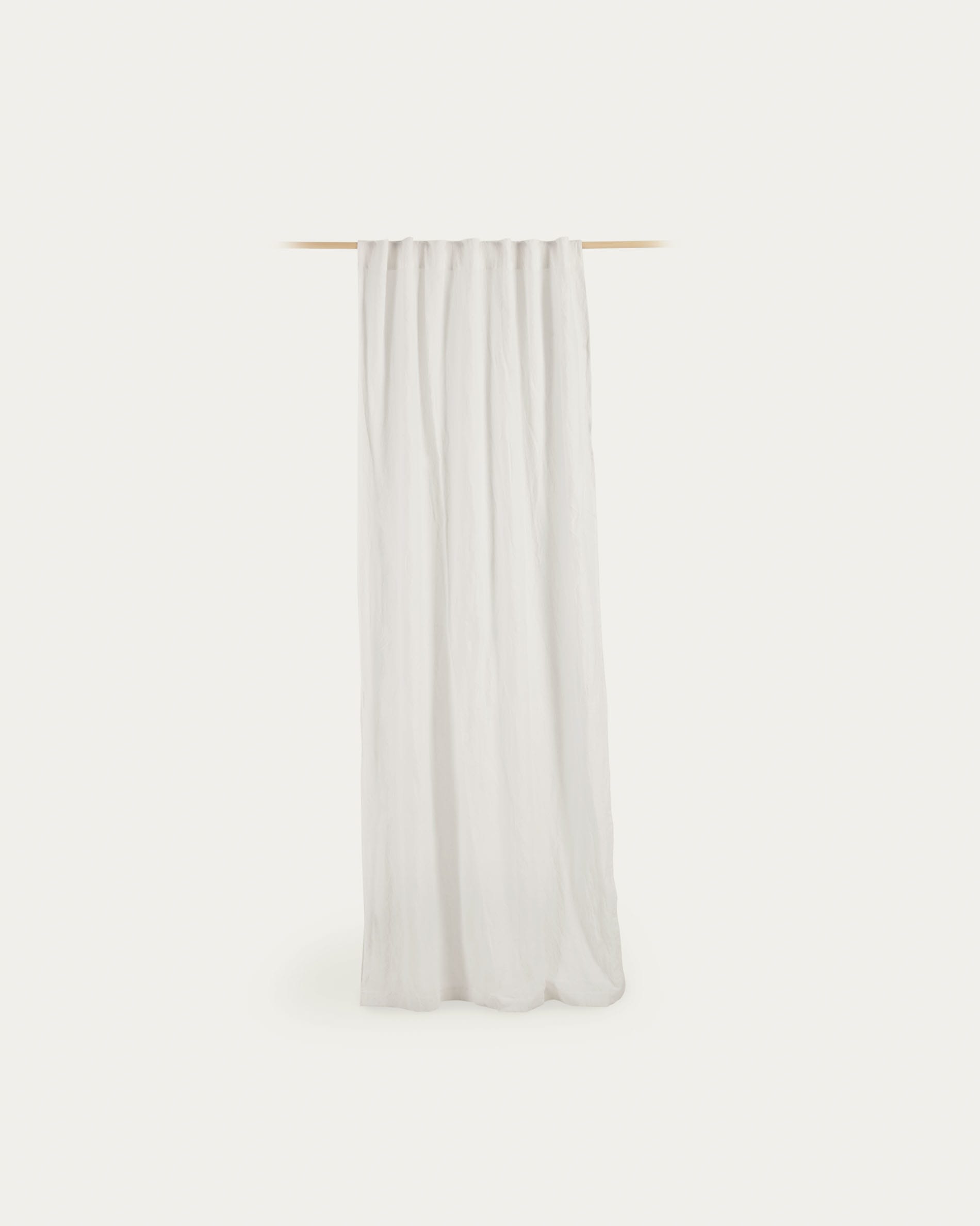 Eleganter Vorhang aus Baumwolle und Leinen in Weiss, 140x270 cm, von Kave Home. Perfekt für stilvolle Wohnräume.
