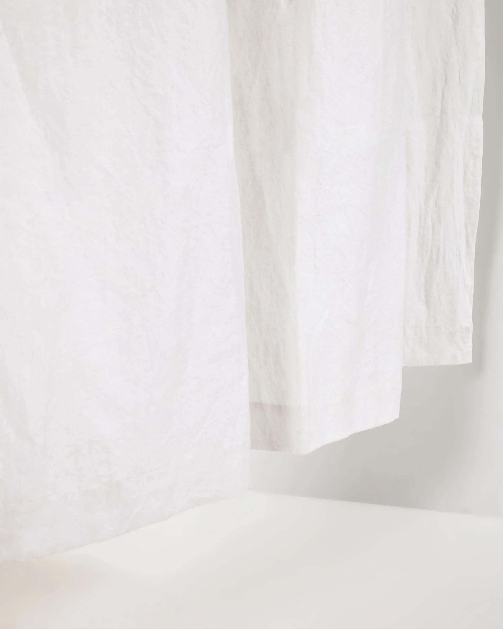 Eleganter Vorhang aus Baumwolle und Leinen, 140x270 cm, in Weiß. Perfekt für lichtdurchflutete Räume und stilvolle Akzente.