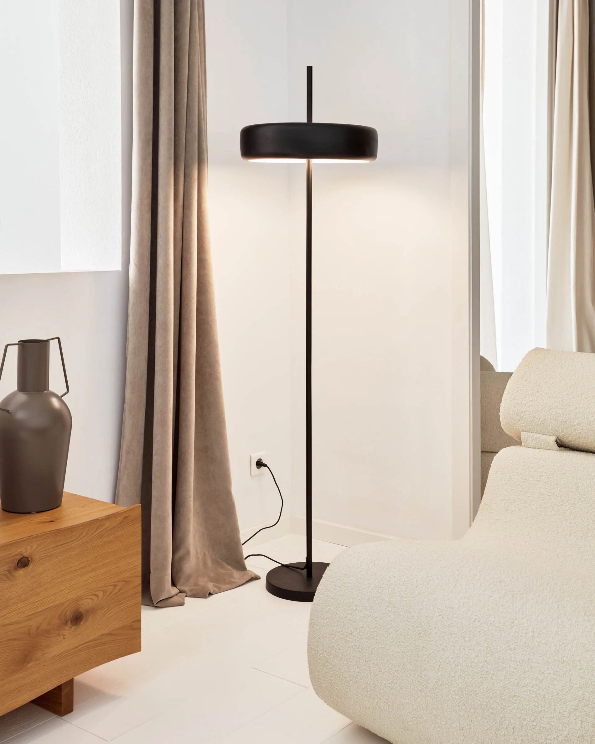 Eleganter Vorhang aus Baumwolle und Leinen, 140x270 cm, in Weiß. Perfekt für lichtdurchflutete Räume und stilvolle Akzente.