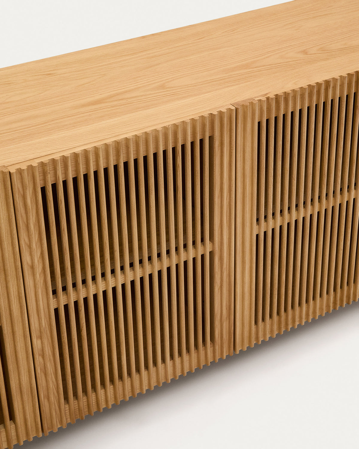 4-türiges Sideboard Beyla aus massivem Eschenholz und Eichenfurnier 180 x 71,5 cm FSC 100% in Natur präsentiert im Onlineshop von KAQTU Design AG. Sideboard ist von Kave Home