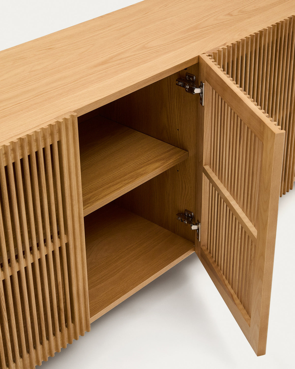4-türiges Sideboard Beyla aus massivem Eschenholz und Eichenfurnier 180 x 71,5 cm FSC 100% in Natur präsentiert im Onlineshop von KAQTU Design AG. Sideboard ist von Kave Home