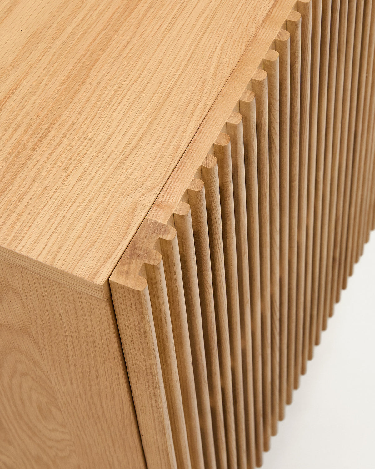 4-türiges Sideboard Beyla aus massivem Eschenholz und Eichenfurnier 180 x 71,5 cm FSC 100% in Natur präsentiert im Onlineshop von KAQTU Design AG. Sideboard ist von Kave Home