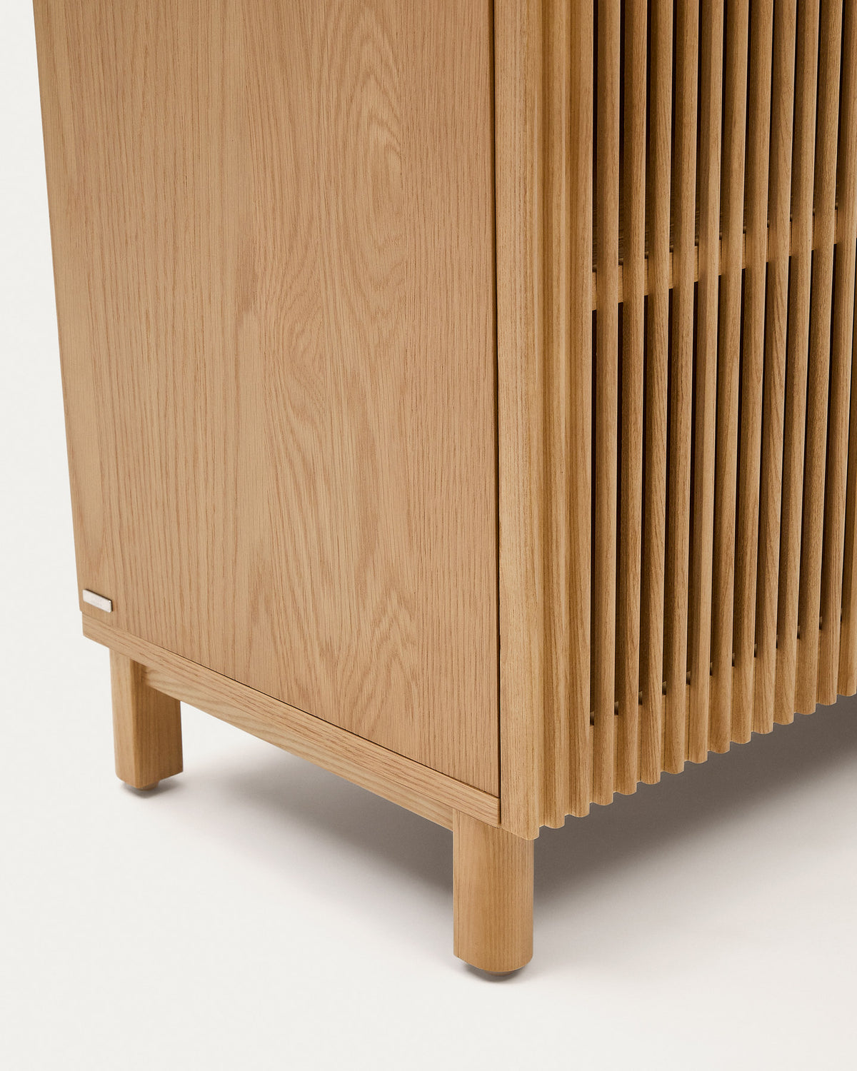 4-türiges Sideboard Beyla aus massivem Eschenholz und Eichenfurnier 180 x 71,5 cm FSC 100% in Natur präsentiert im Onlineshop von KAQTU Design AG. Sideboard ist von Kave Home