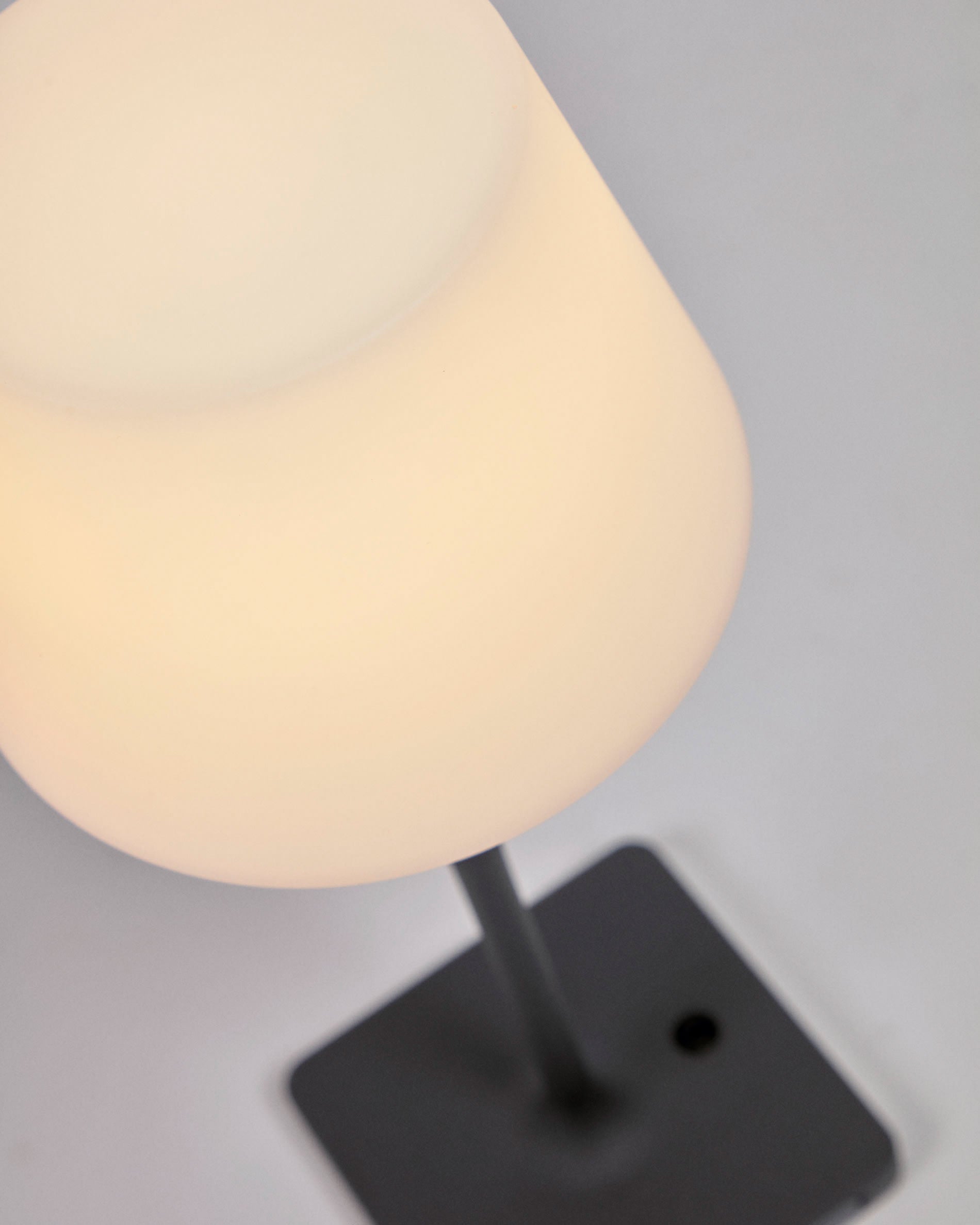Die Aluney Outdoor Tischlampe von Kave Home bietet modernes Design in Schwarz, ideal für stilvolle und funktionale Außenbereiche.