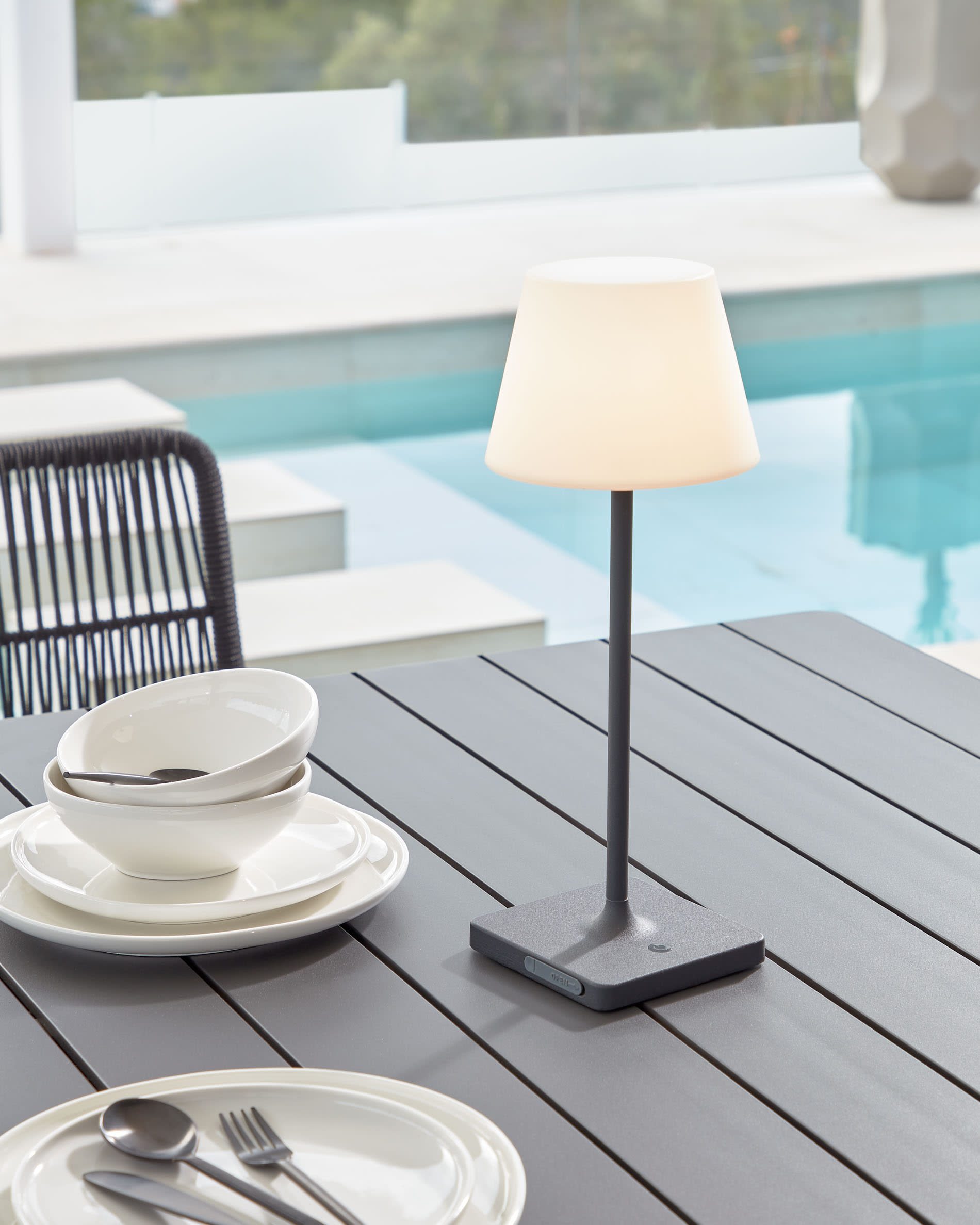 Die Aluney Tischlampe von Kave Home kombiniert stilvolles schwarzes Design mit Funktionalität für moderne Außenbereiche.