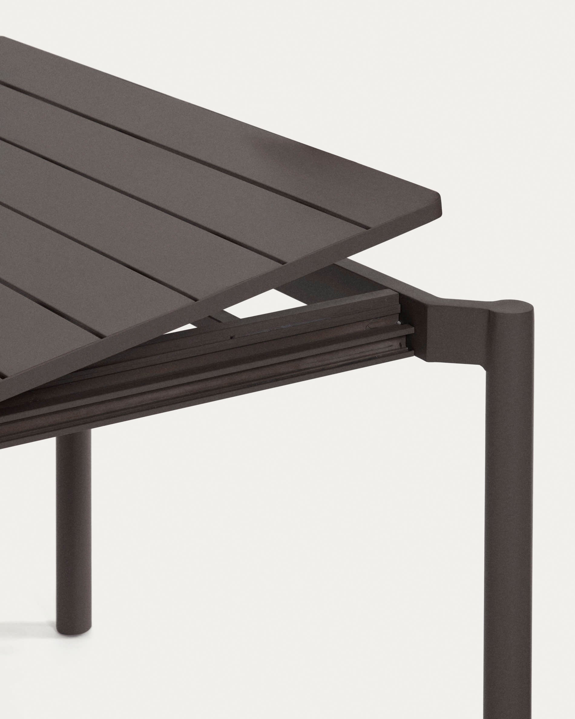 Eleganter Zaltana Ausziehtisch aus robustem Aluminium in mattem Dunkelgrau, flexibel von 140 auf 200 cm erweiterbar – perfekt für jede Gartenparty.