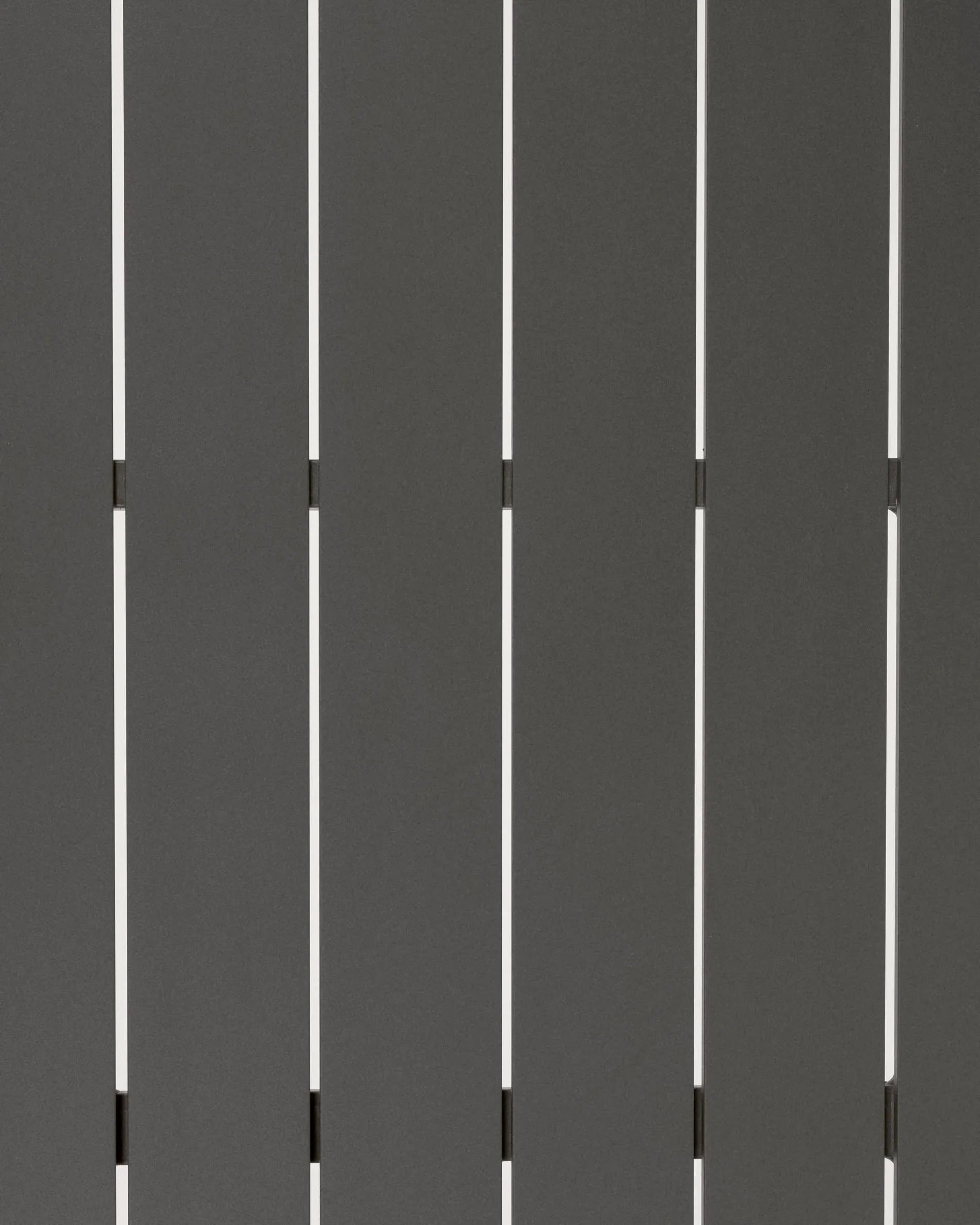 Eleganter, ausziehbarer Outdoor-Tisch aus mattem Aluminium, ideal für flexible Garten- und Terrassenanlässe.