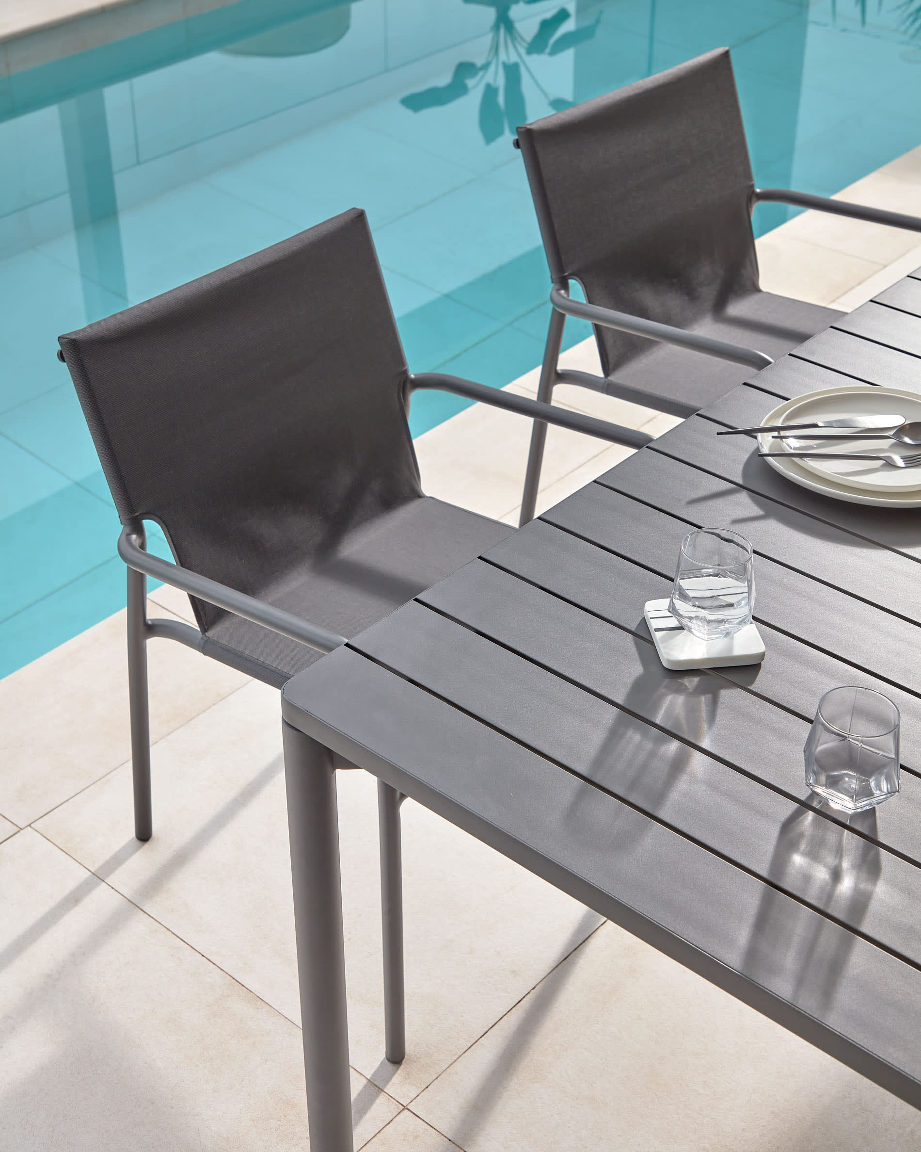 Eleganter Zaltana Ausziehtisch aus robustem Aluminium in mattem Dunkelgrau, flexibel von 140 auf 200 cm erweiterbar – perfekt für jeden Garten.
