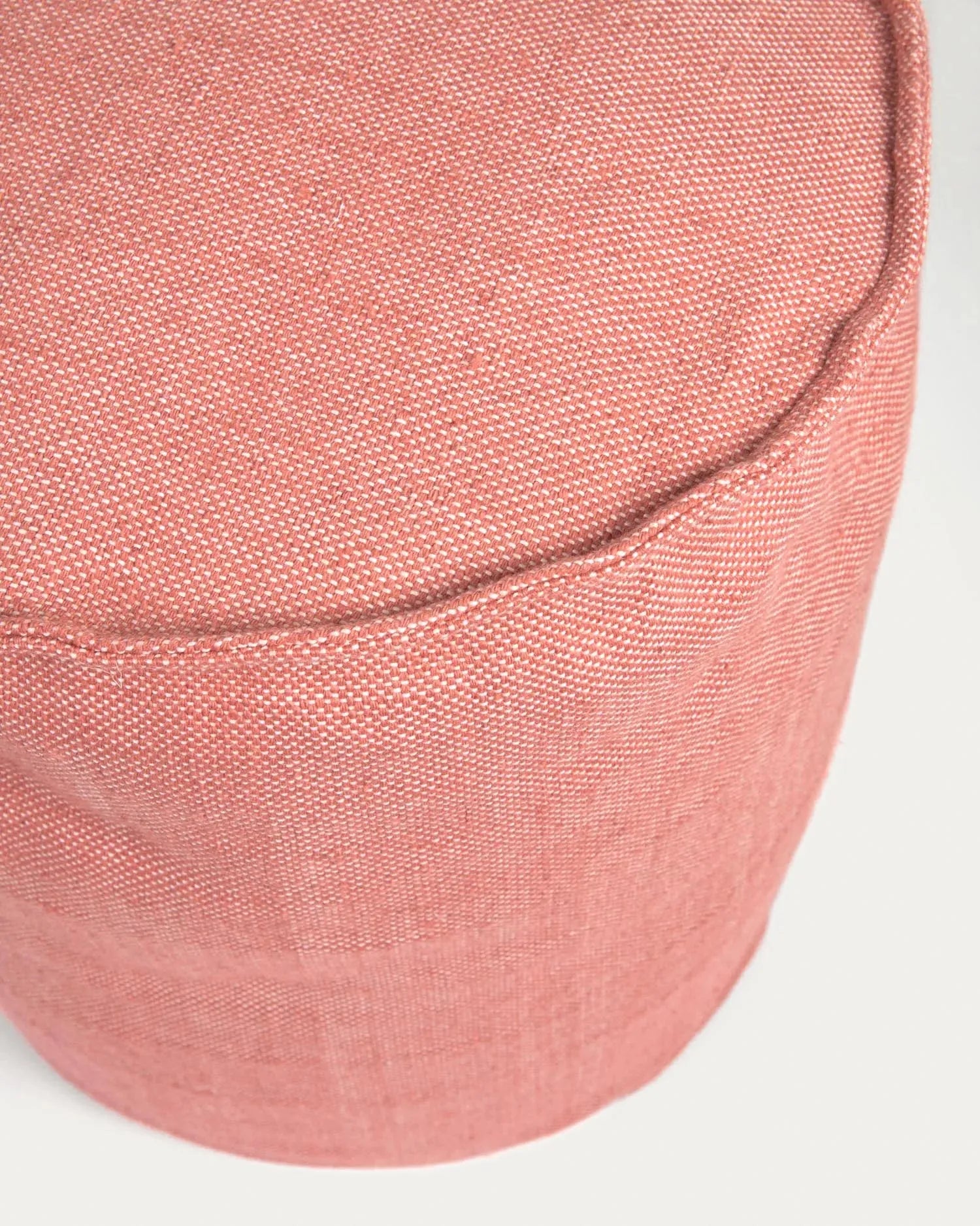 Der Isaura Pouf von Kave Home, rund, Ø 40 cm, aus 100% PET in Terrakotta, ist stilvoll, nachhaltig und vielseitig einsetzbar.