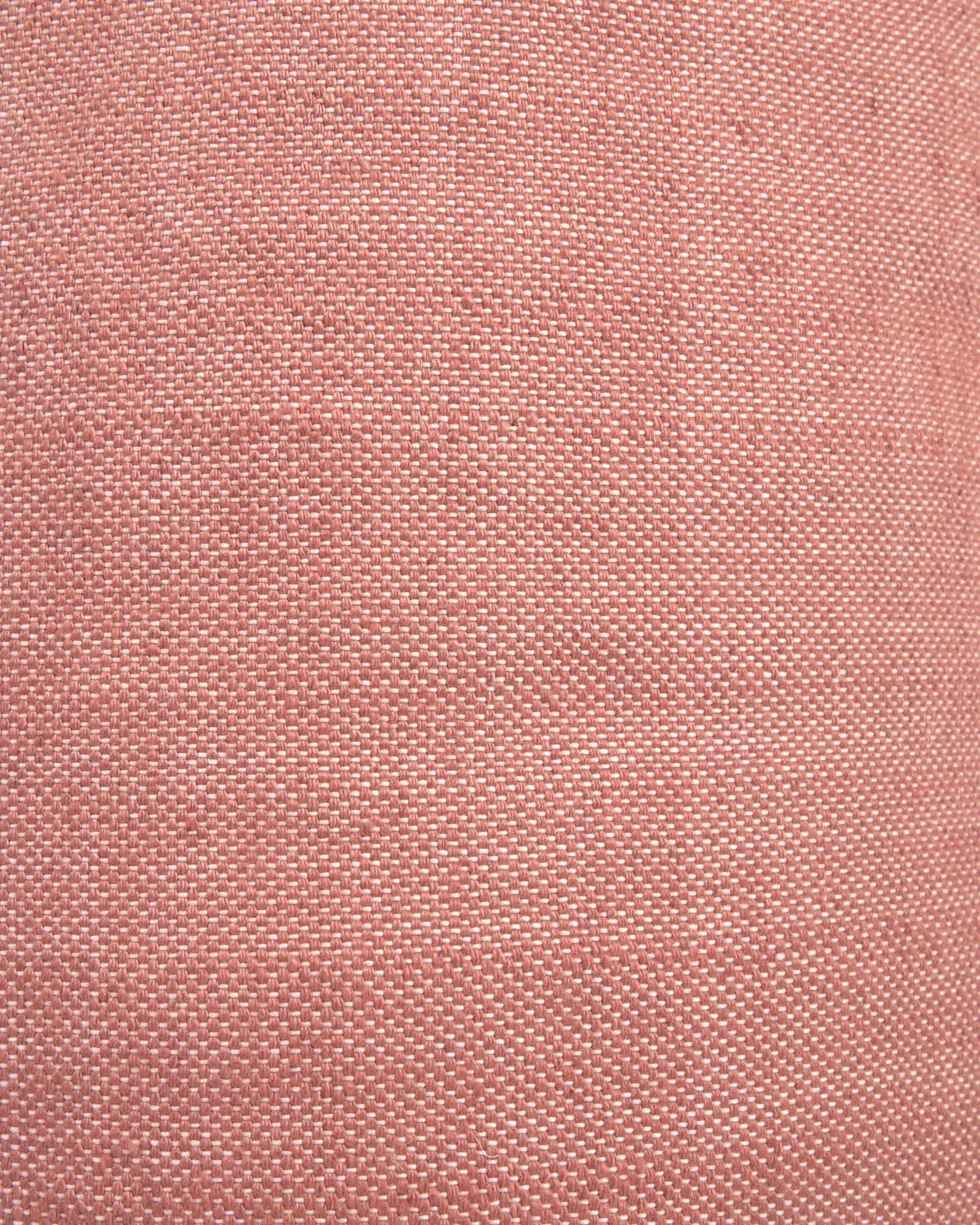 Der Isaura Pouf in Terrakotta: stilvoll, nachhaltig aus 100% recyceltem PET, robust mit Metallrahmen, vielseitig und pflegeleicht.