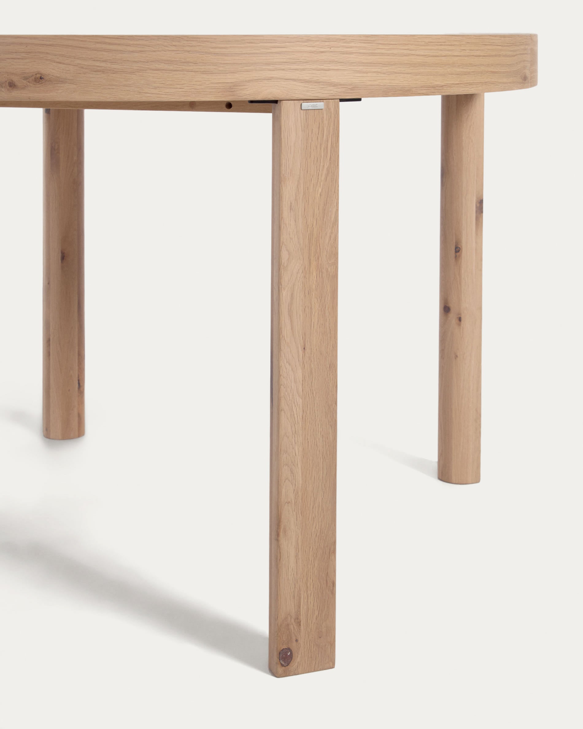 Eleganter runder Ausziehtisch aus Eichenfurnier und stabilen Massivholzbeinen, Ø120(170)x120 cm, ideal für gesellige Anlässe und stilvolle Einrichtung.