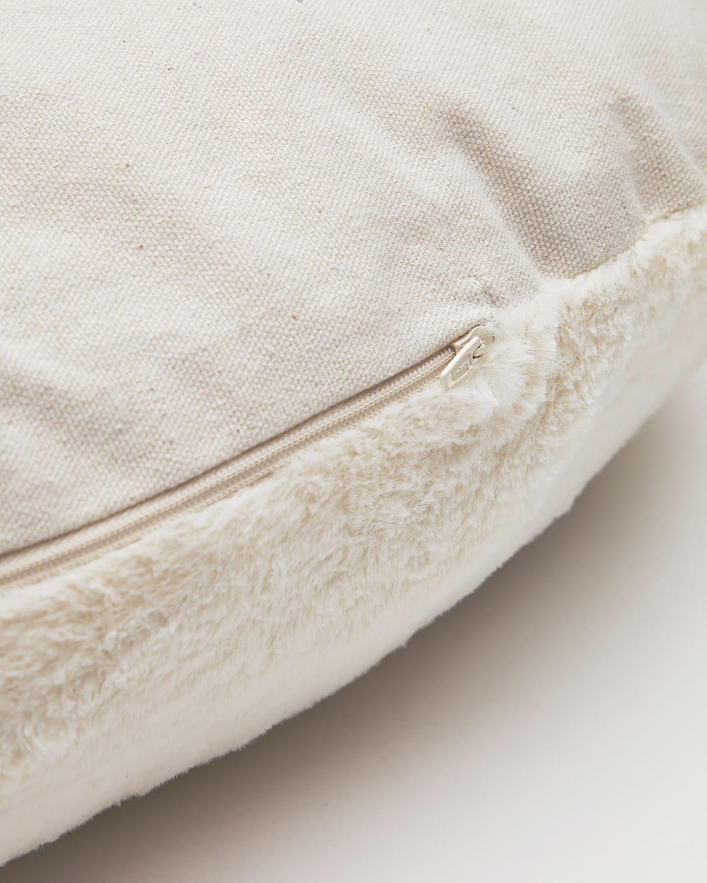 Codie tragbares Kissen für Haustier mit weißem Plüsch Ø 60 x 10 cm in Weiß präsentiert im Onlineshop von KAQTU Design AG. Hundebedarf ist von Kave Home