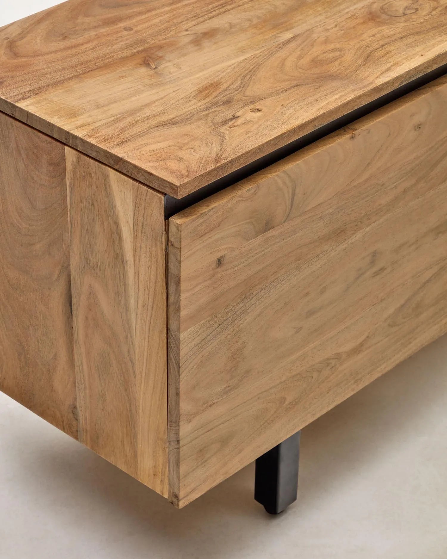 Elegantes TV-Möbel aus massivem Akazienholz, 3-türig, 150x58 cm, natürliches Finish, stilvoll und funktional.