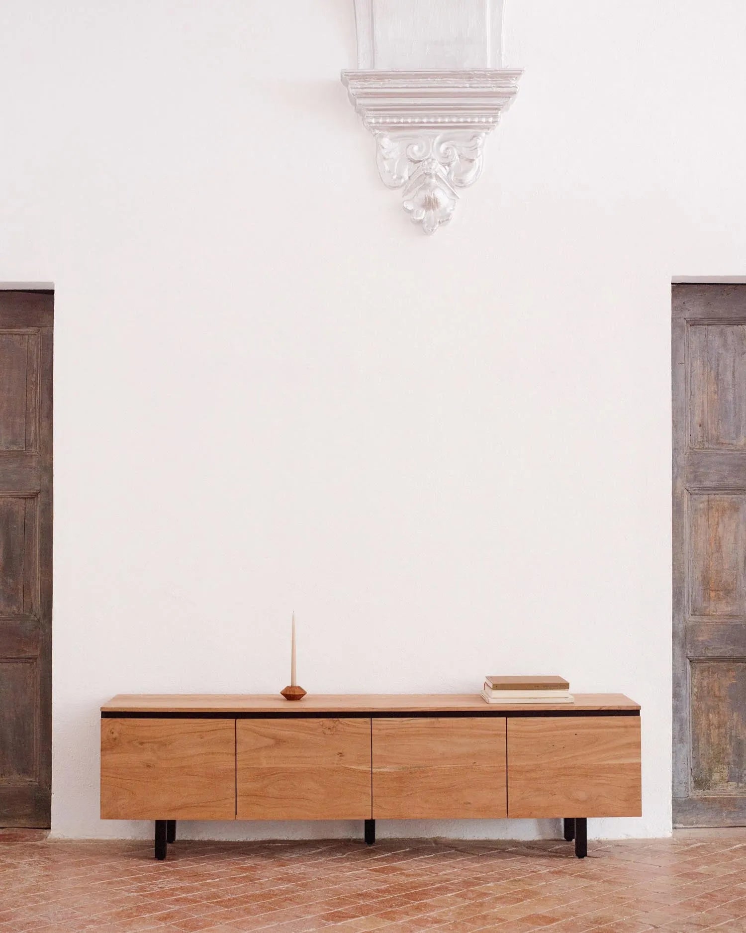 Elegantes TV-Möbel aus Akazienholz, 4 Türen, 200x58 cm, vereint natürliche Schönheit und modernen Stil.