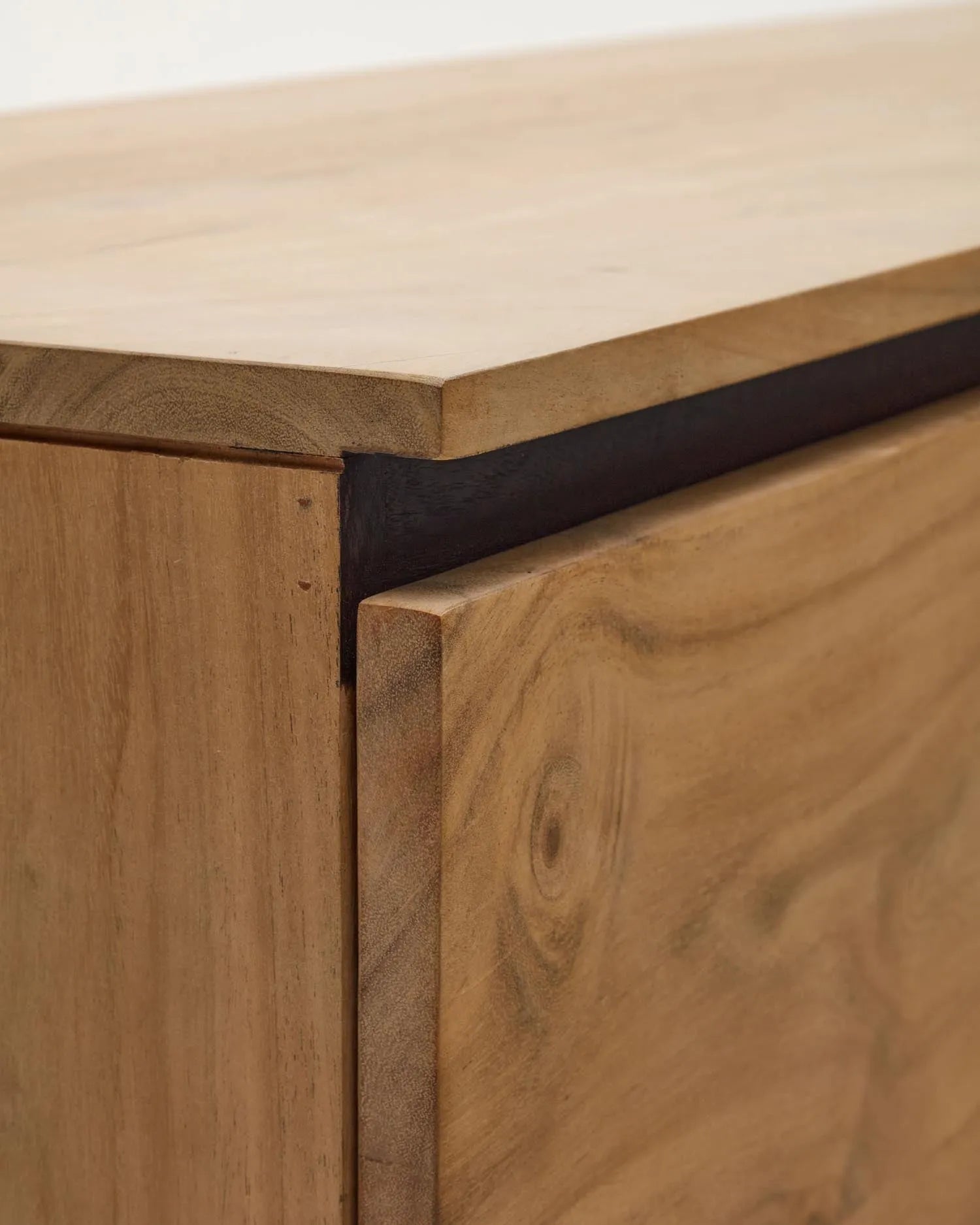 Elegantes TV-Möbel aus Akazienholz, 4 Türen, 200x58 cm, vereint natürliche Schönheit und modernen Stil.