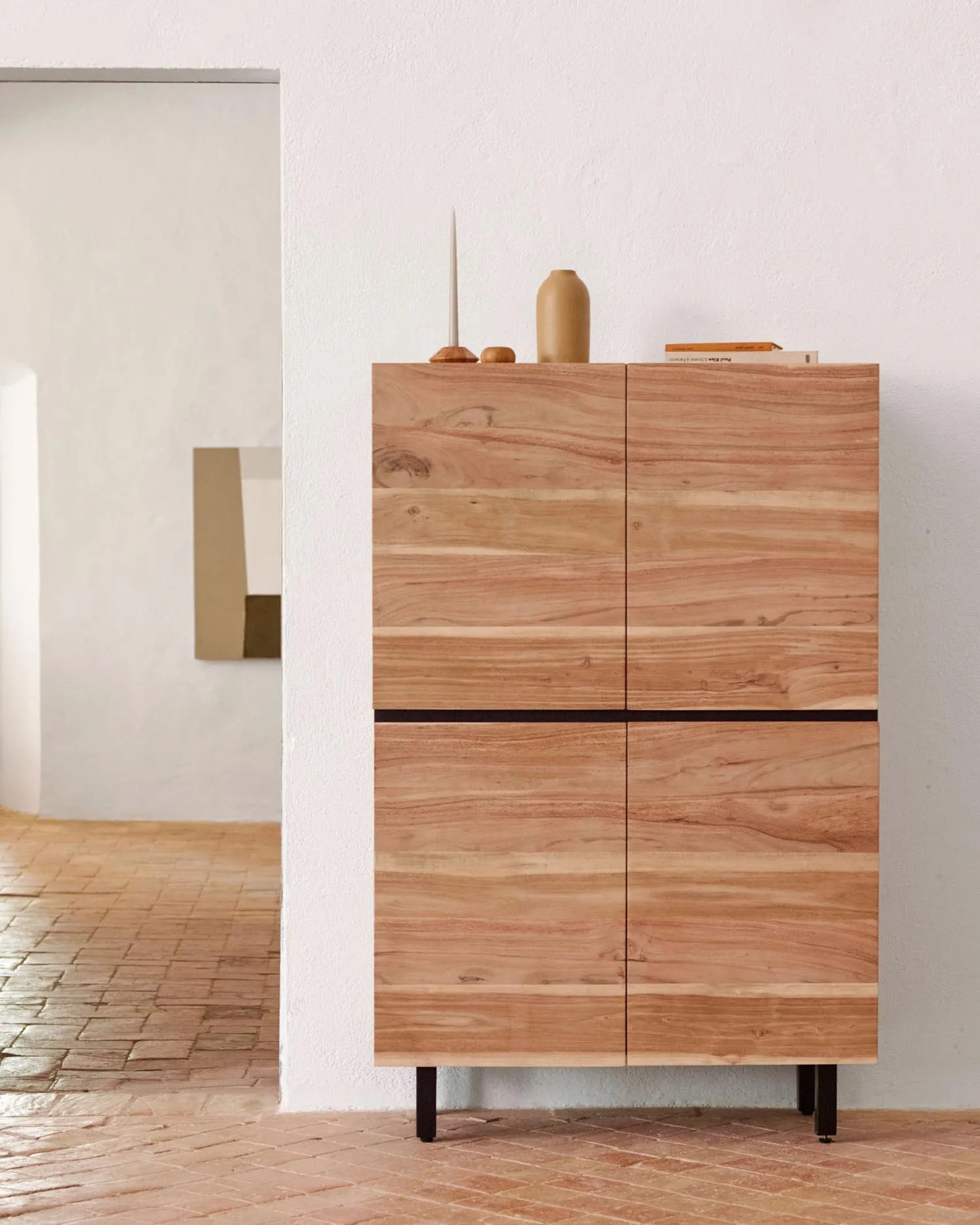 Das Uxue Sideboard aus Akazienholz vereint natürliche Eleganz und Funktionalität in einem modernen Design.
