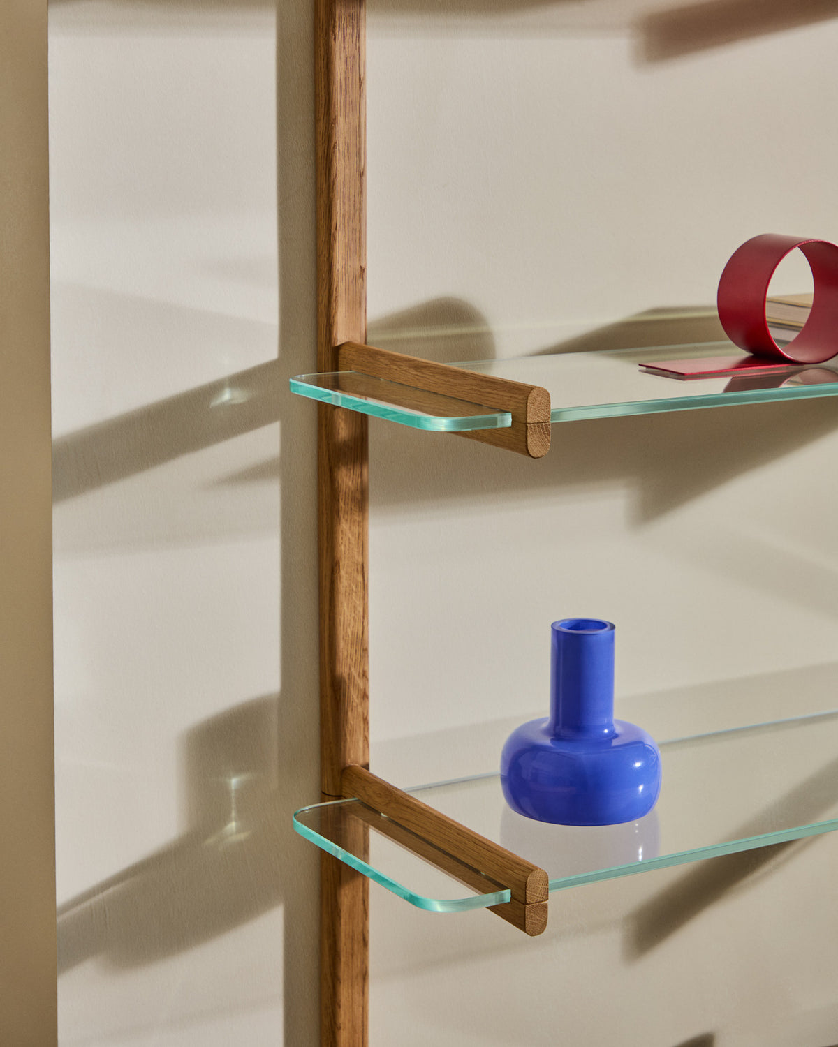 Modulares Regal Sitra 6 Regalbrettern aus Glas und massiver Eiche 110 cm FSC Mix Credit in Natur präsentiert im Onlineshop von KAQTU Design AG. Wandregal ist von Kave Home