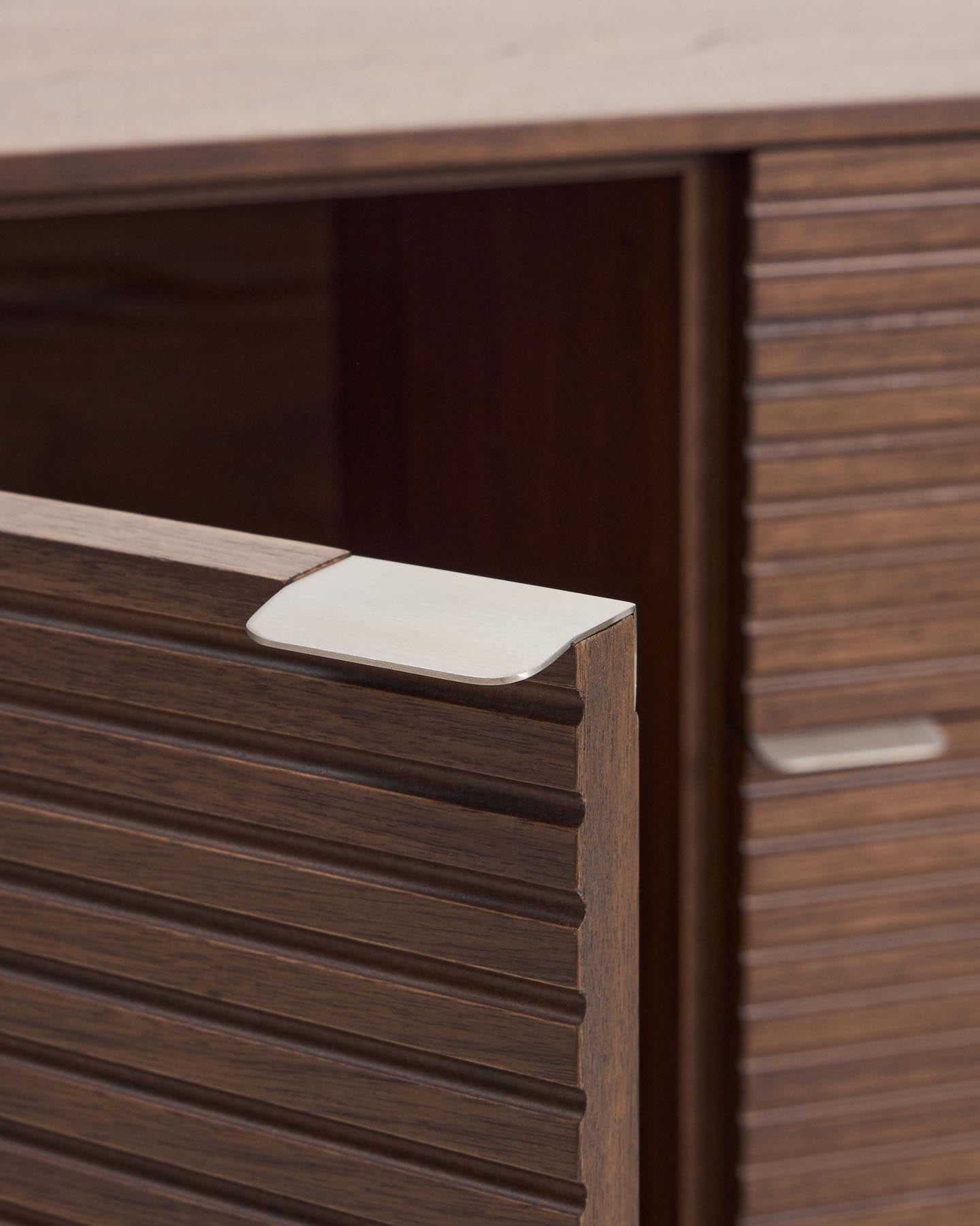 Highboard Norlen mit 4 Türen und 2 Schubläden in Nussbaumfurnier FSC Mix Credit 194,5 x 78 cm in Dunkelbraun präsentiert im Onlineshop von KAQTU Design AG. Sideboard ist von Kave Home