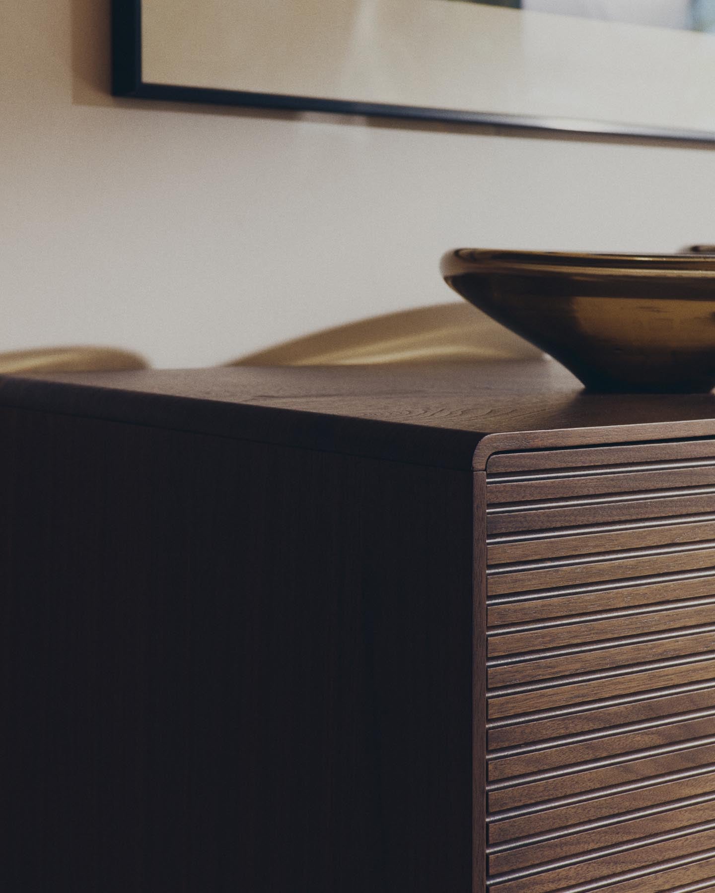 Highboard Norlen mit 4 Türen und 2 Schubläden in Nussbaumfurnier FSC Mix Credit 194,5 x 78 cm in Dunkelbraun präsentiert im Onlineshop von KAQTU Design AG. Sideboard ist von Kave Home